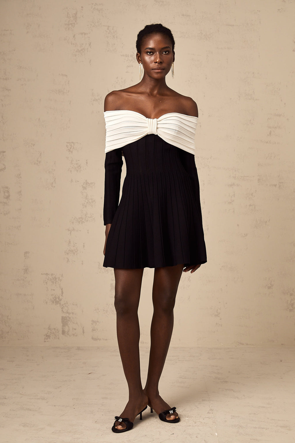 Μαύρο Μίνι Φόρεμα Justine Με Έξω Τους Ώμους Και Πλεκτό Φιόγκο