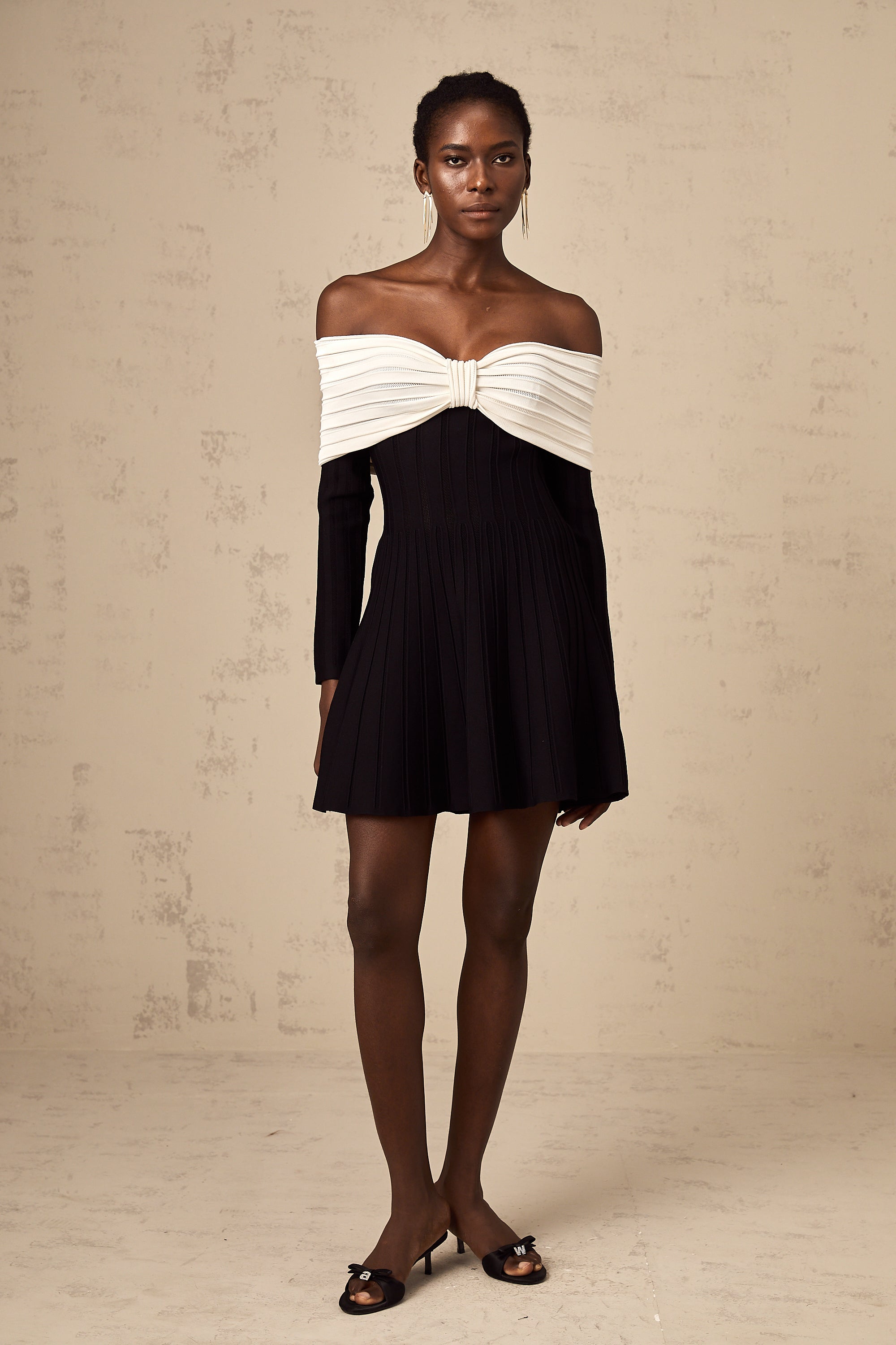 Μαύρο Μίνι Φόρεμα Justine Με Έξω Τους Ώμους Και Πλεκτό Φιόγκο