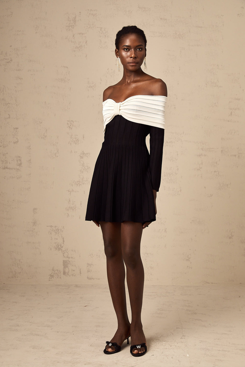 Μαύρο Μίνι Φόρεμα Justine Με Έξω Τους Ώμους Και Πλεκτό Φιόγκο