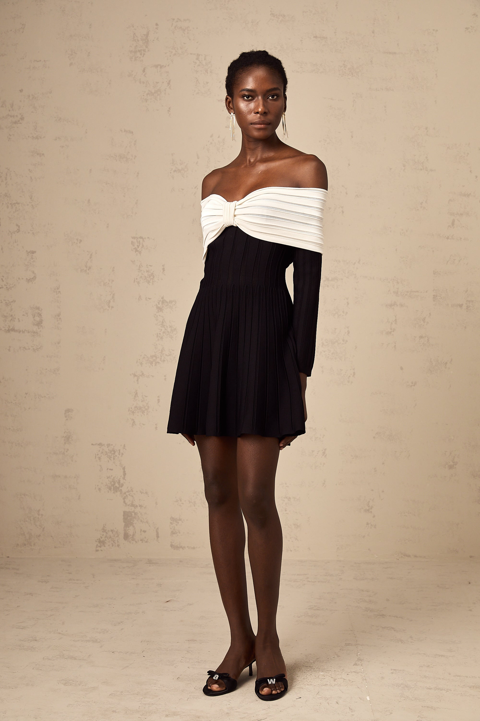 Μαύρο Μίνι Φόρεμα Justine Με Έξω Τους Ώμους Και Πλεκτό Φιόγκο