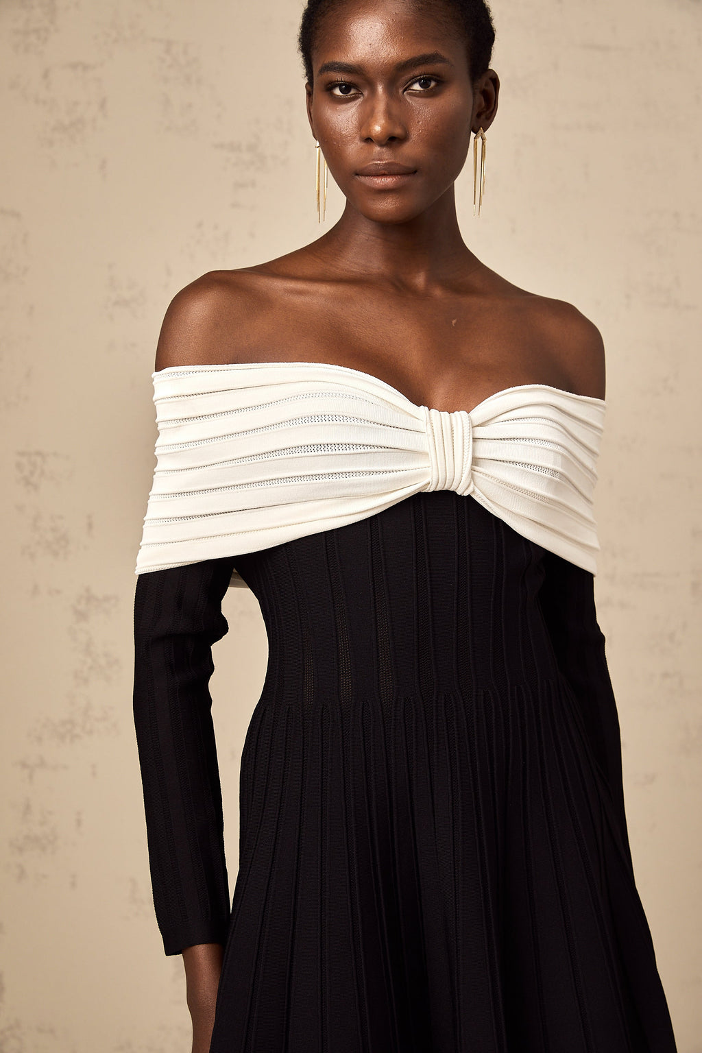 Μαύρο Μίνι Φόρεμα Justine Με Έξω Τους Ώμους Και Πλεκτό Φιόγκο