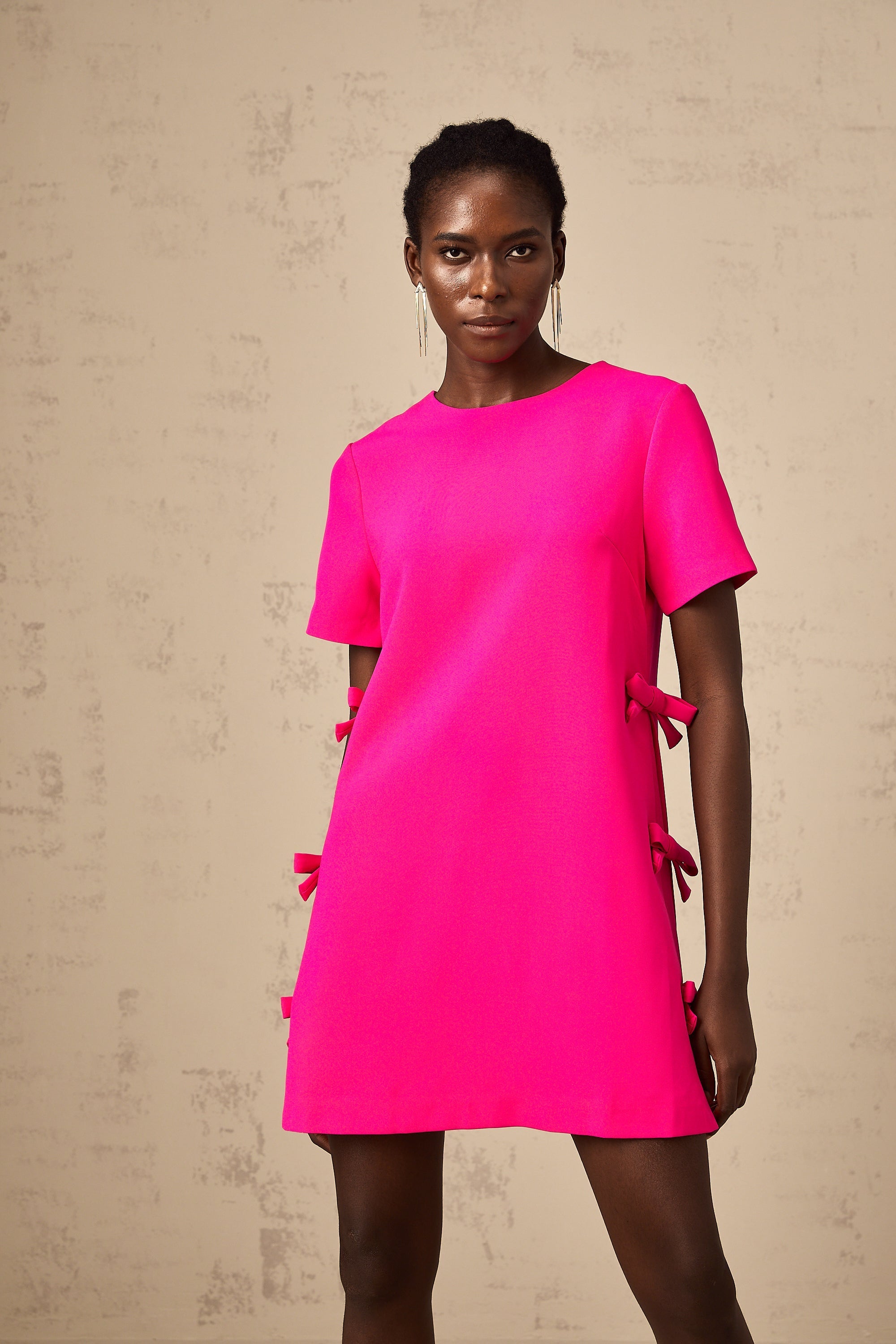 Μίνι Φόρεμα Chanelle Με Ροζ Φιόγκο Και Λεπτομέρειες Από Φιόγκο