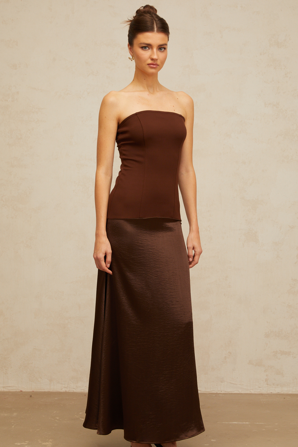 Φόρεμα Blaise Brown Strapless Με Σατέν Και Πάνελ Μάξι