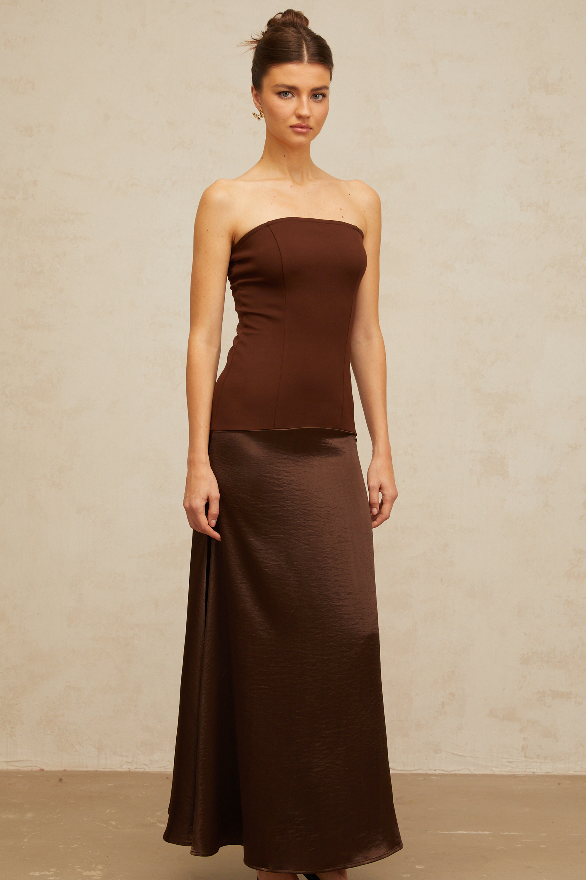 Φόρεμα Blaise Brown Strapless Με Σατέν Και Πάνελ Μάξι