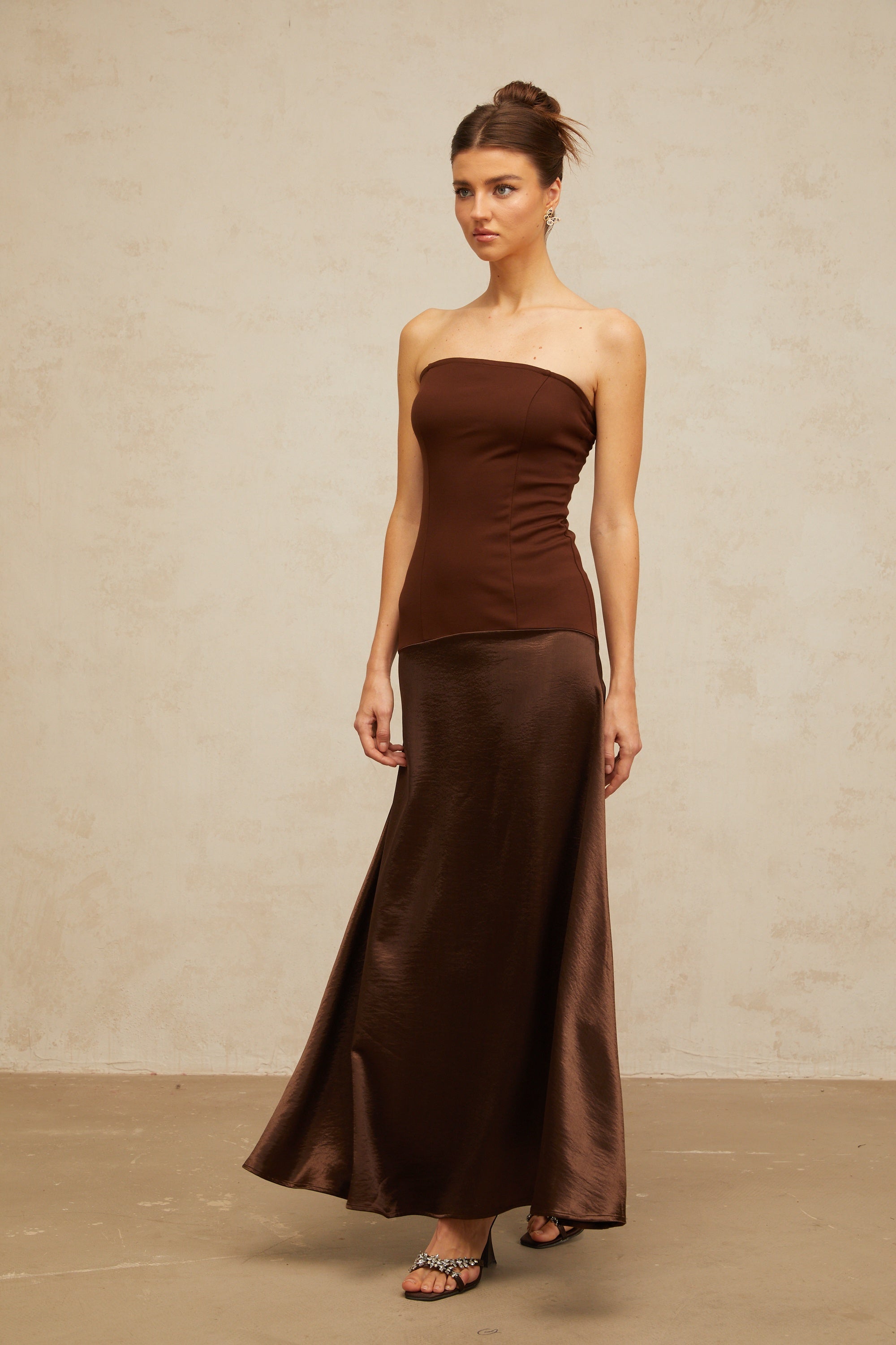 Φόρεμα Blaise Brown Strapless Με Σατέν Και Πάνελ Μάξι