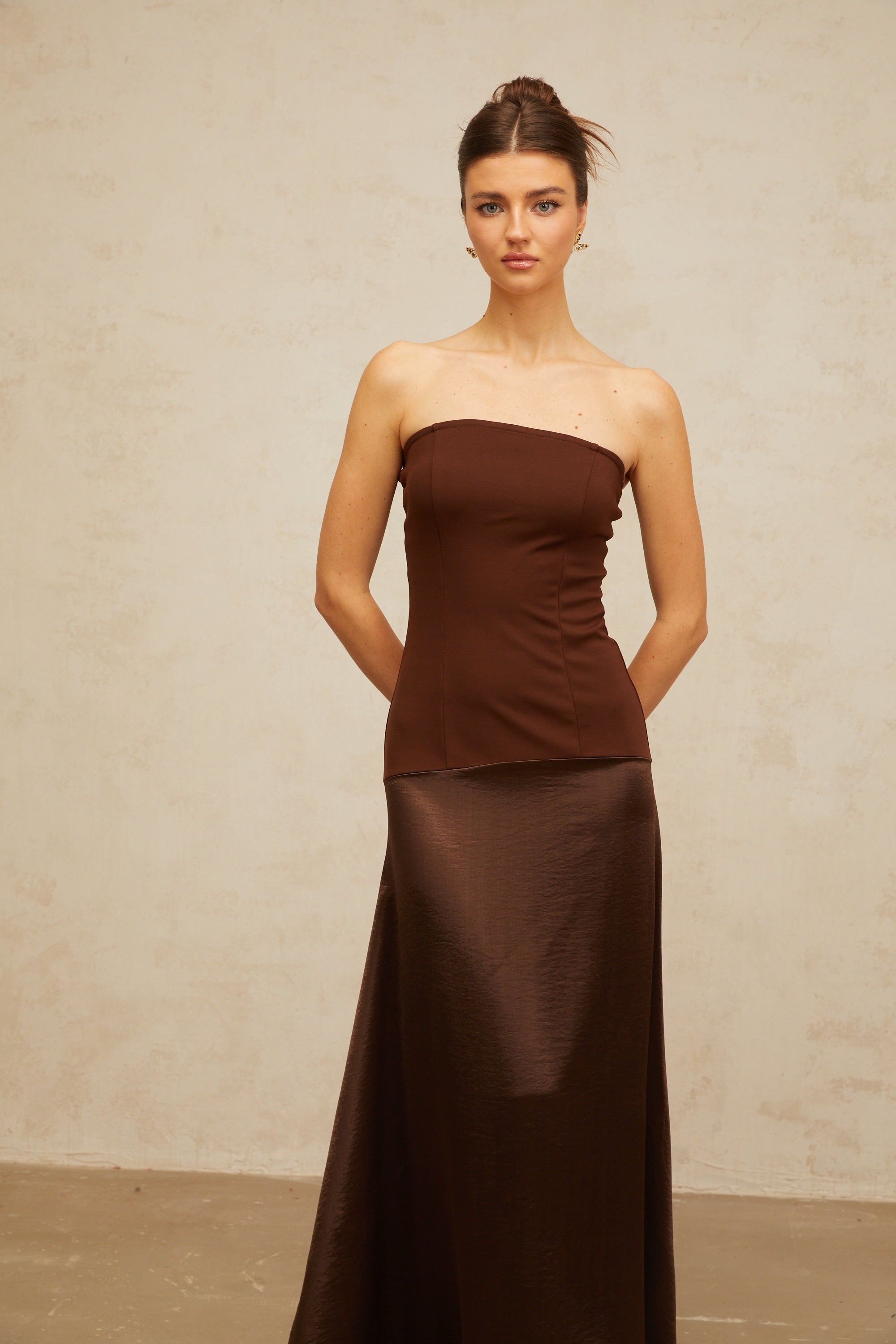 Φόρεμα Blaise Brown Strapless Με Σατέν Και Πάνελ Μάξι