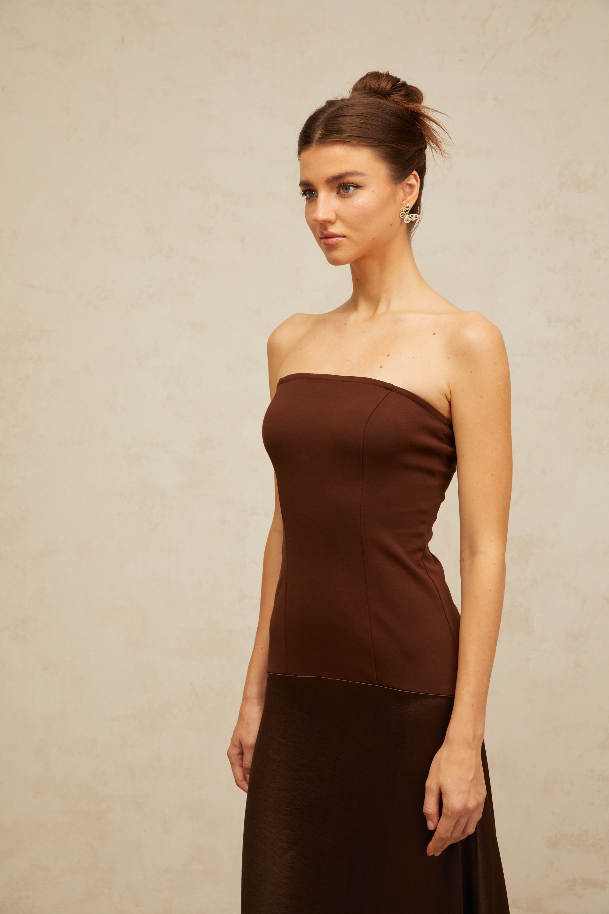 Φόρεμα Blaise Brown Strapless Με Σατέν Και Πάνελ Μάξι