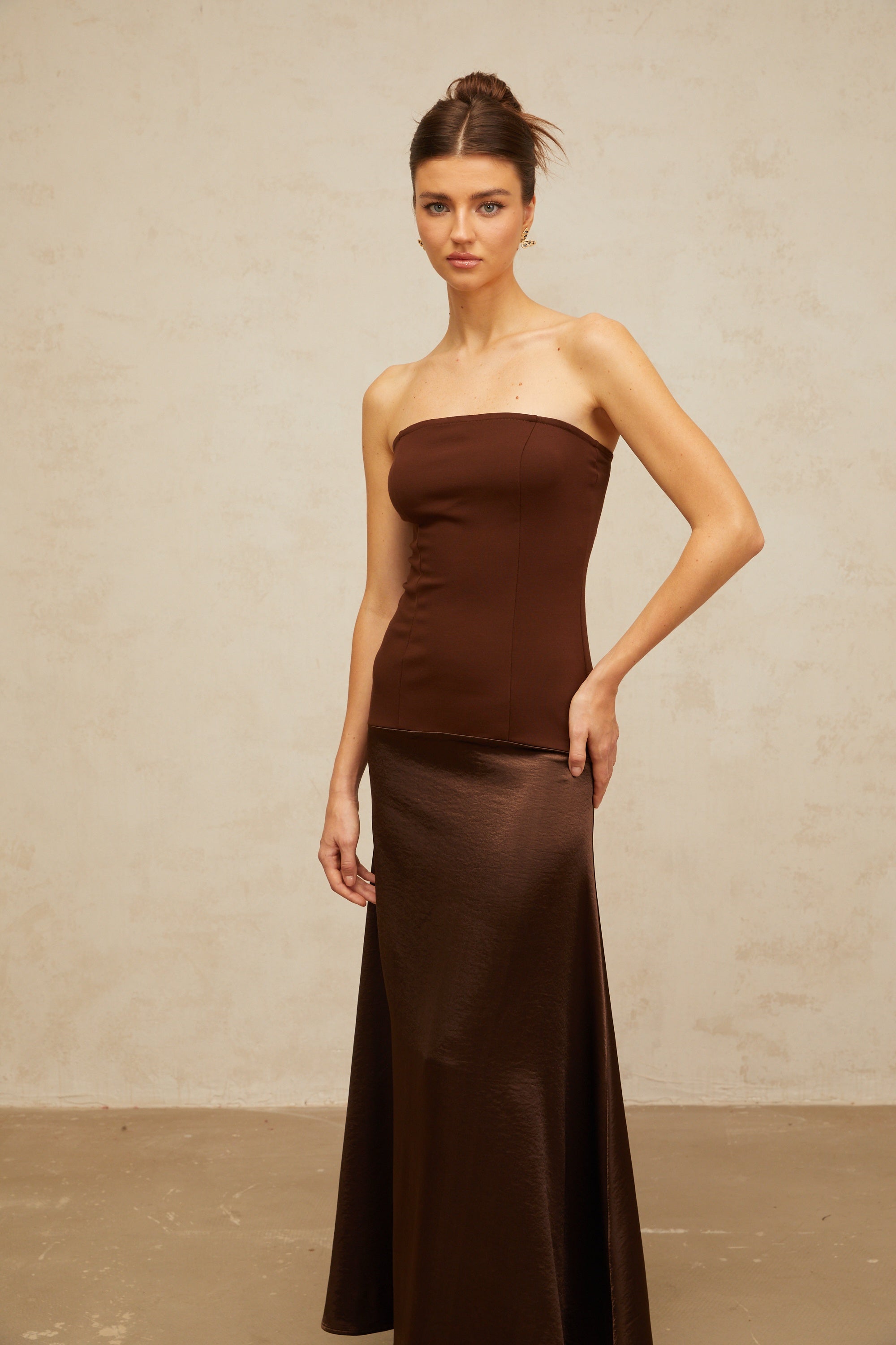Φόρεμα Blaise Brown Strapless Με Σατέν Και Πάνελ Μάξι