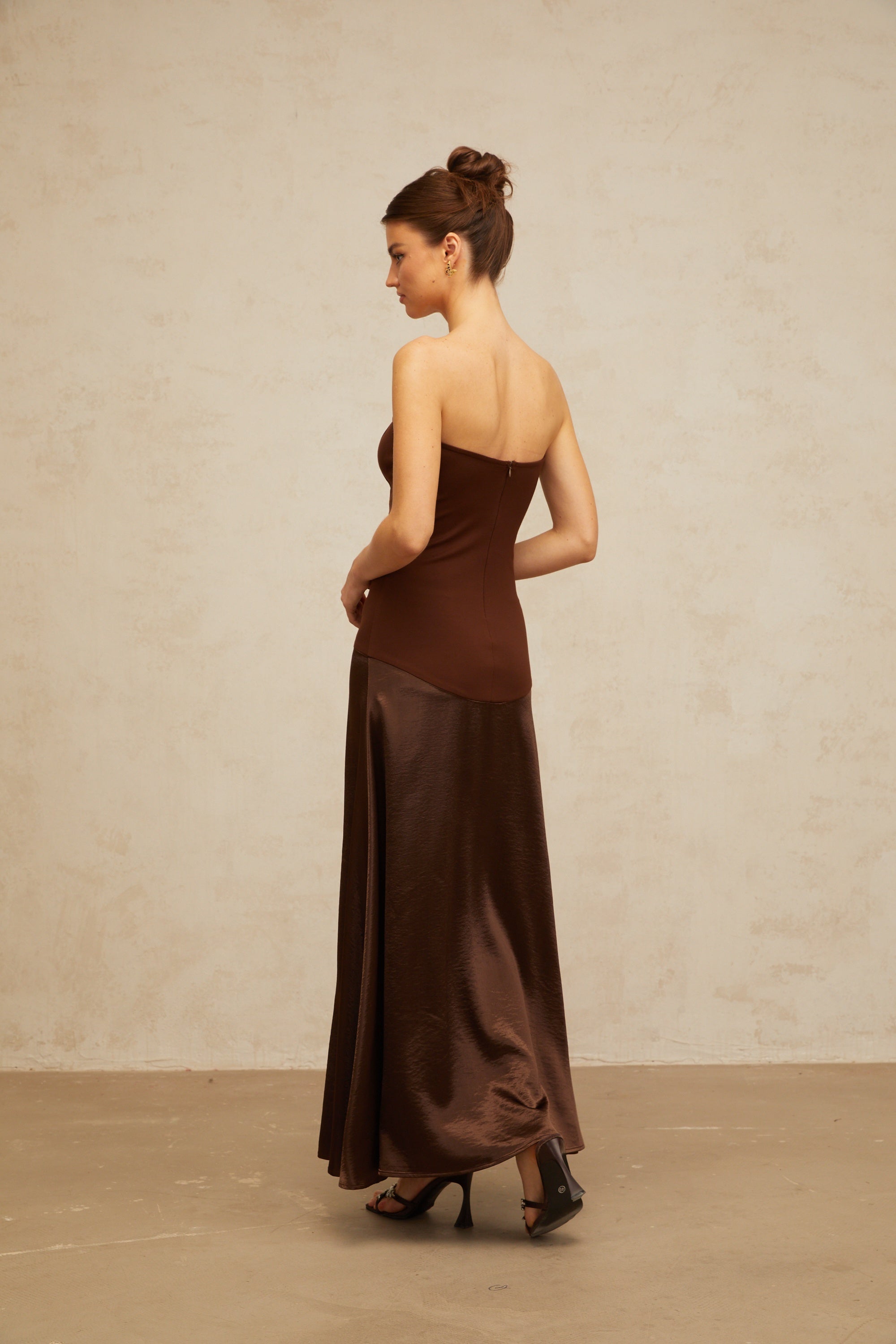 Φόρεμα Blaise Brown Strapless Με Σατέν Και Πάνελ Μάξι