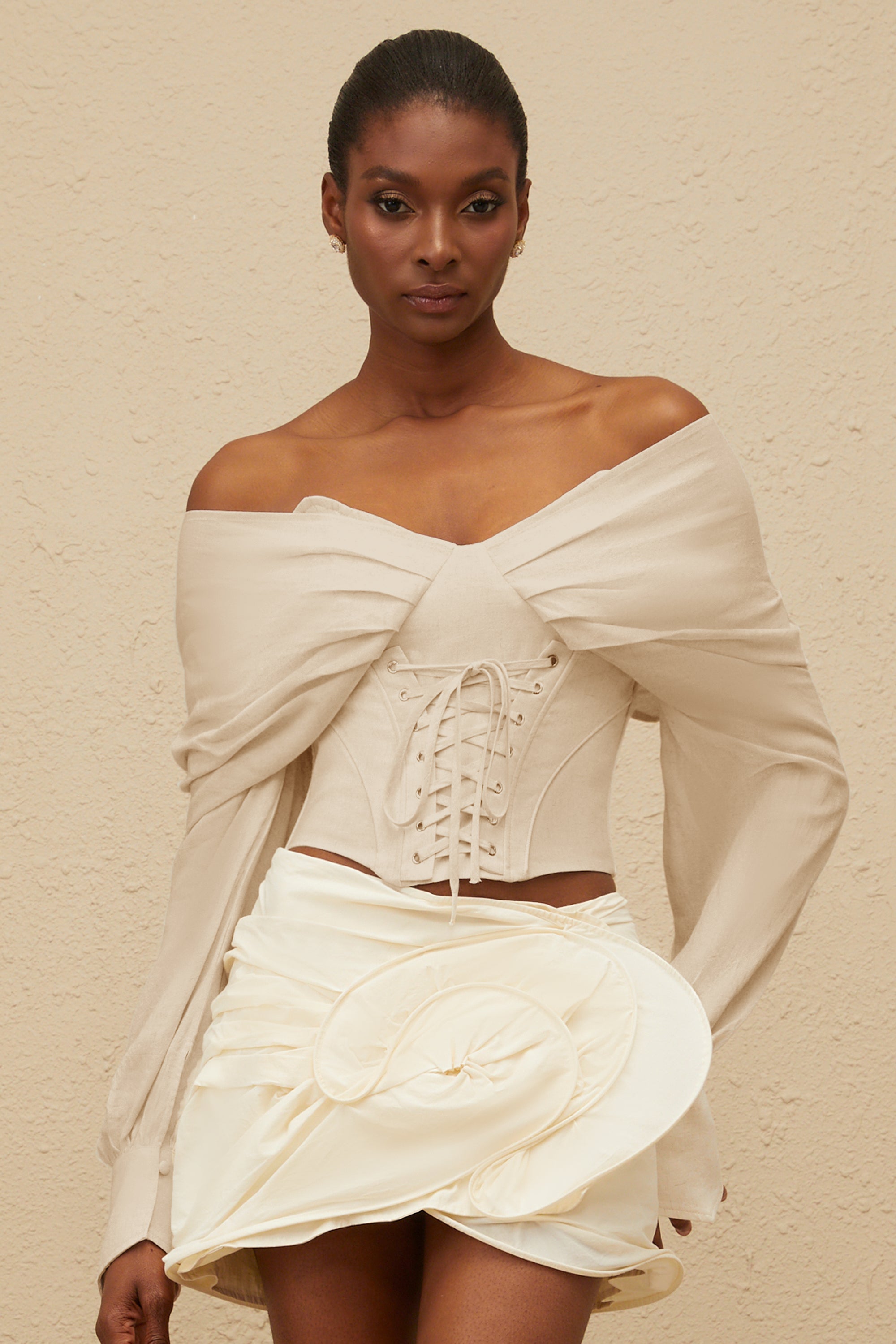 Κοντή Μπλούζα Éclatante Με Έξω Τους Ώμους Και Δετά Κορδόνια