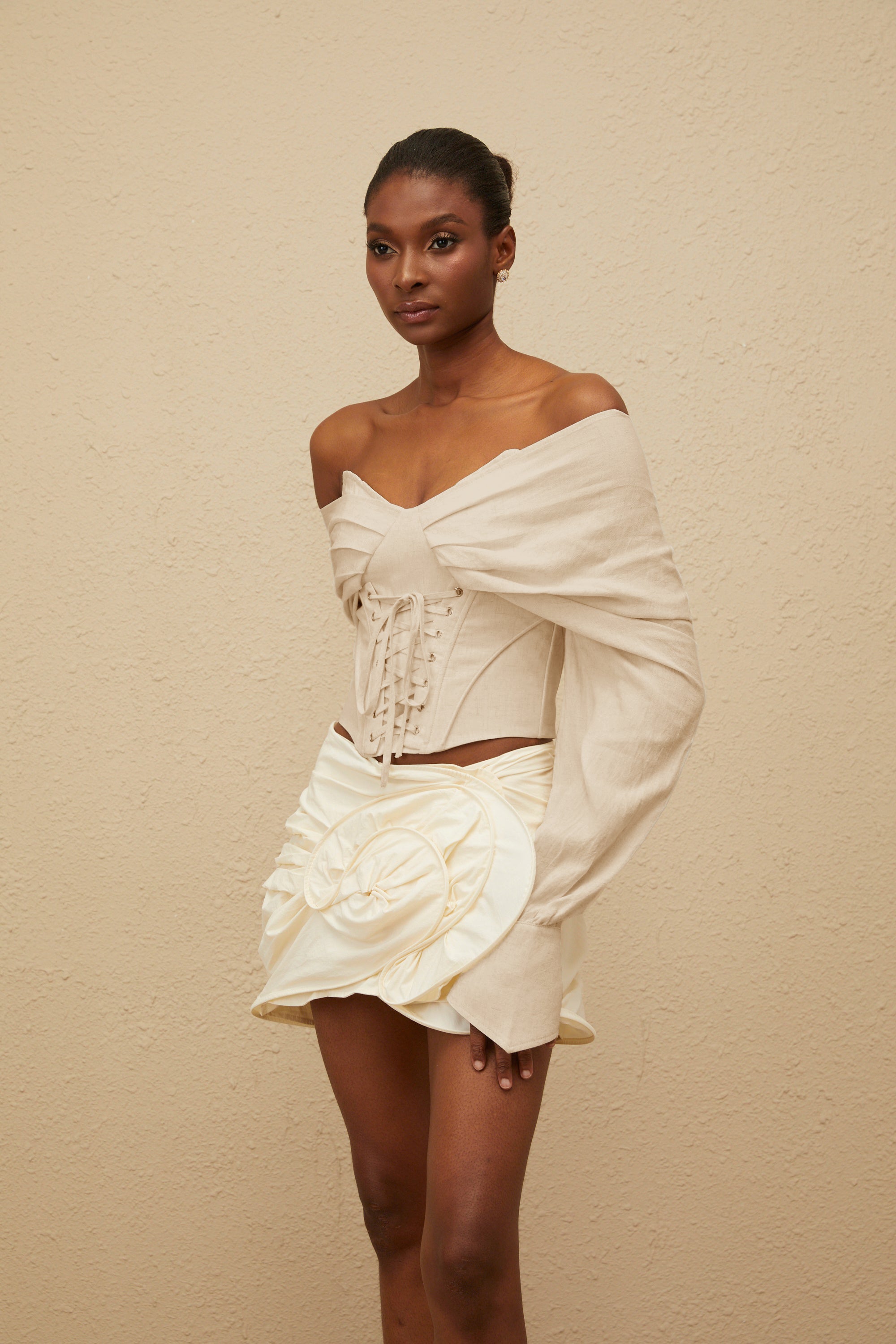 Κοντή Μπλούζα Éclatante Με Έξω Τους Ώμους Και Δετά Κορδόνια