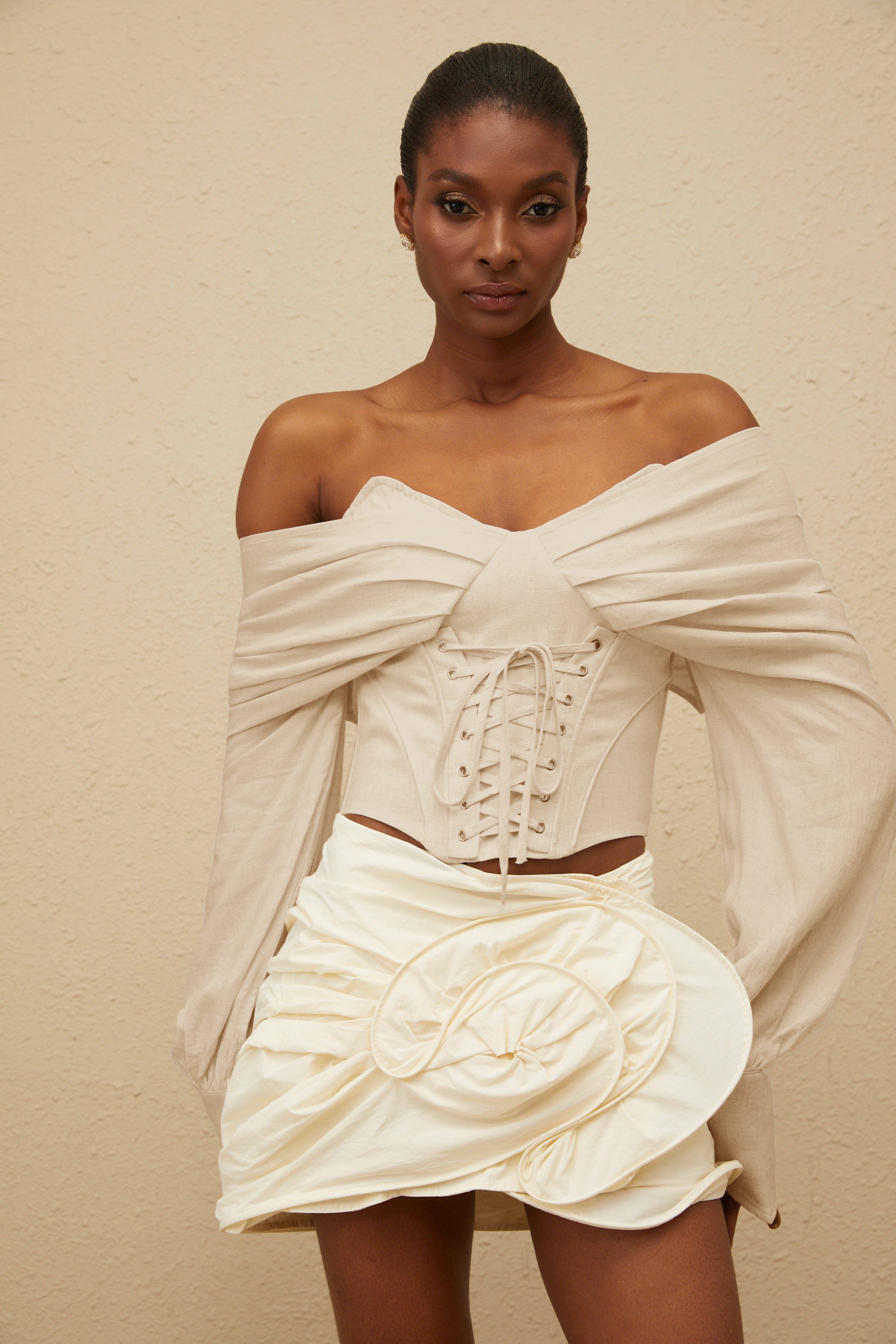 Κοντή Μπλούζα Éclatante Με Έξω Τους Ώμους Και Δετά Κορδόνια