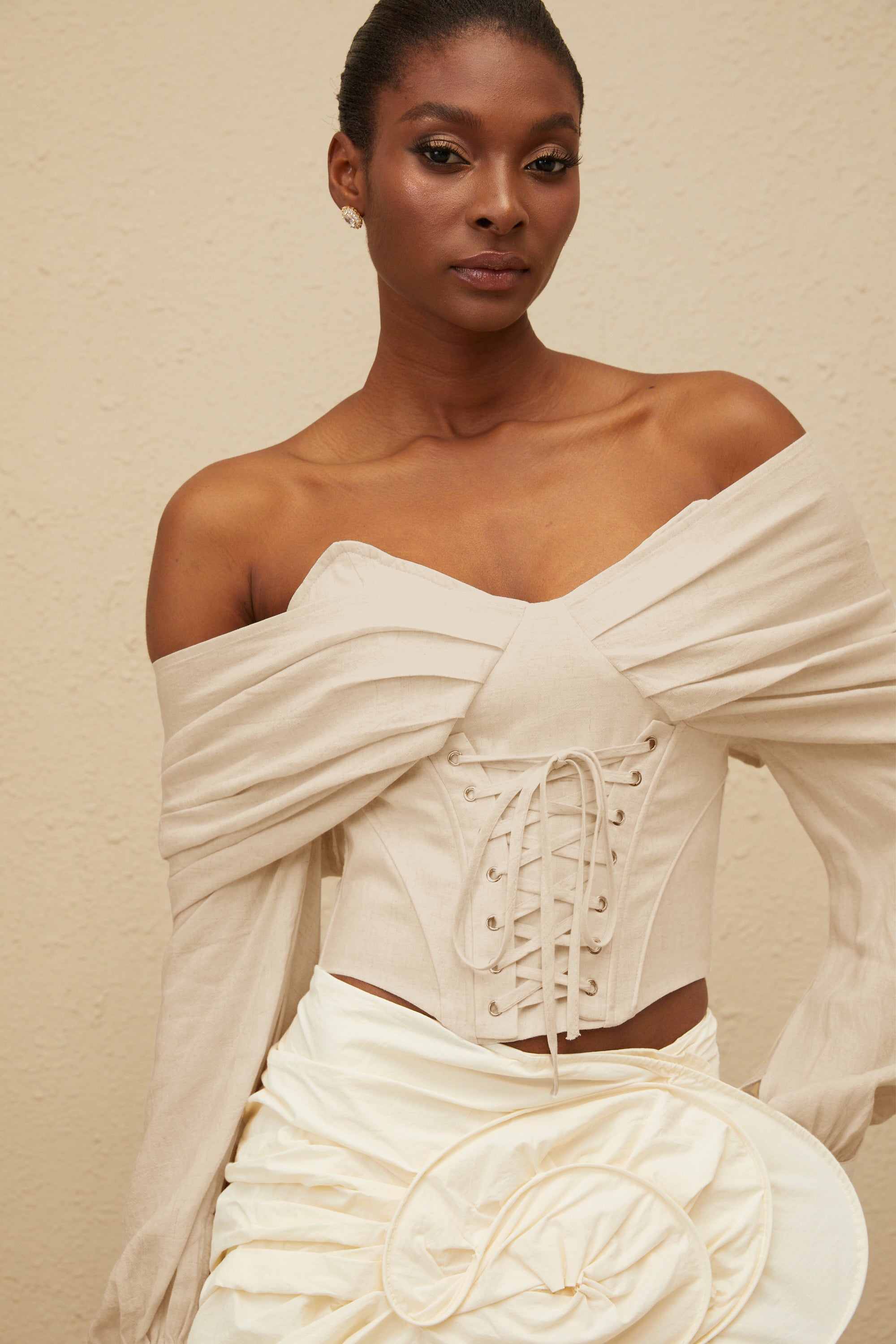 Κοντή Μπλούζα Éclatante Με Έξω Τους Ώμους Και Δετά Κορδόνια