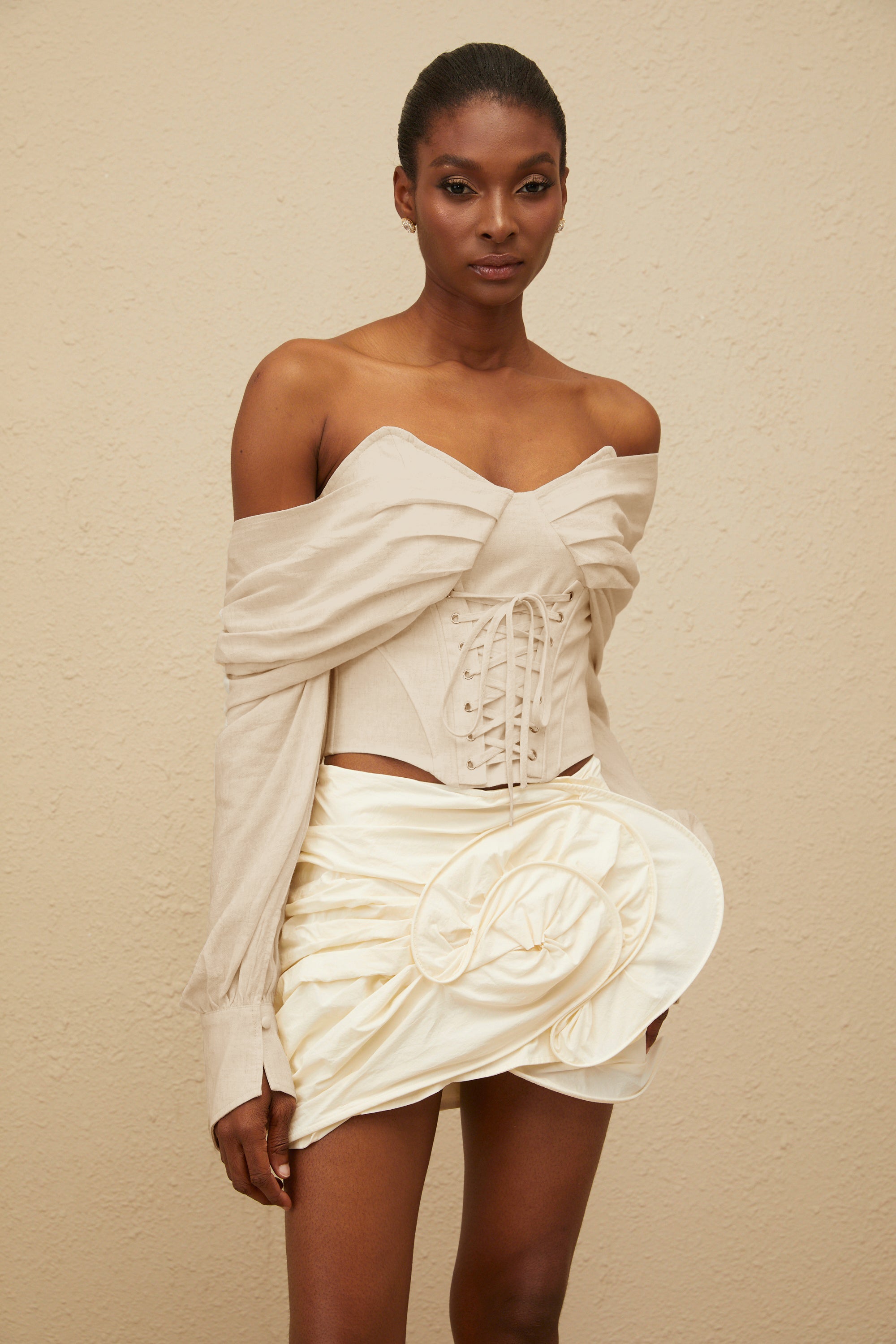 Κοντή Μπλούζα Éclatante Με Έξω Τους Ώμους Και Δετά Κορδόνια