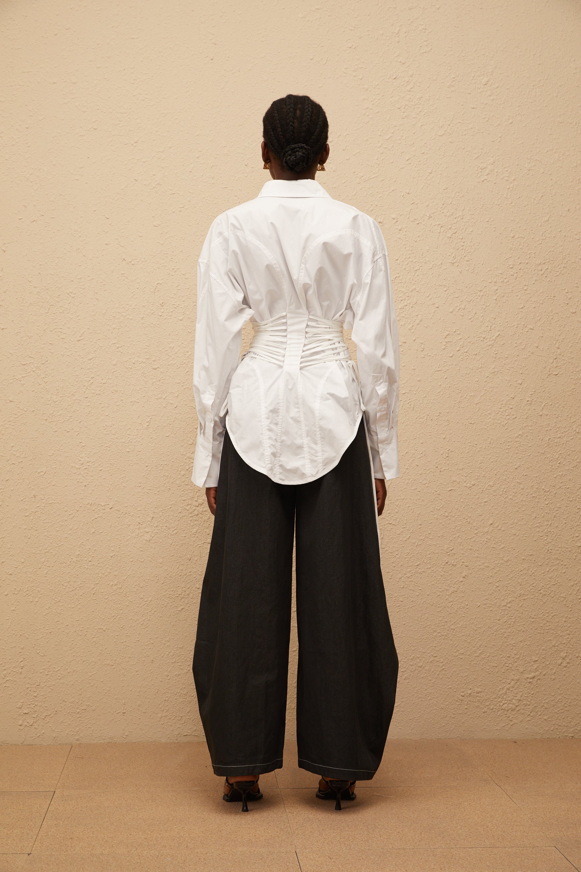 Λευκό Πουκάμισο Bérénice Με Καμπύλες Και Δαντελένιες Λεπτομέρειες