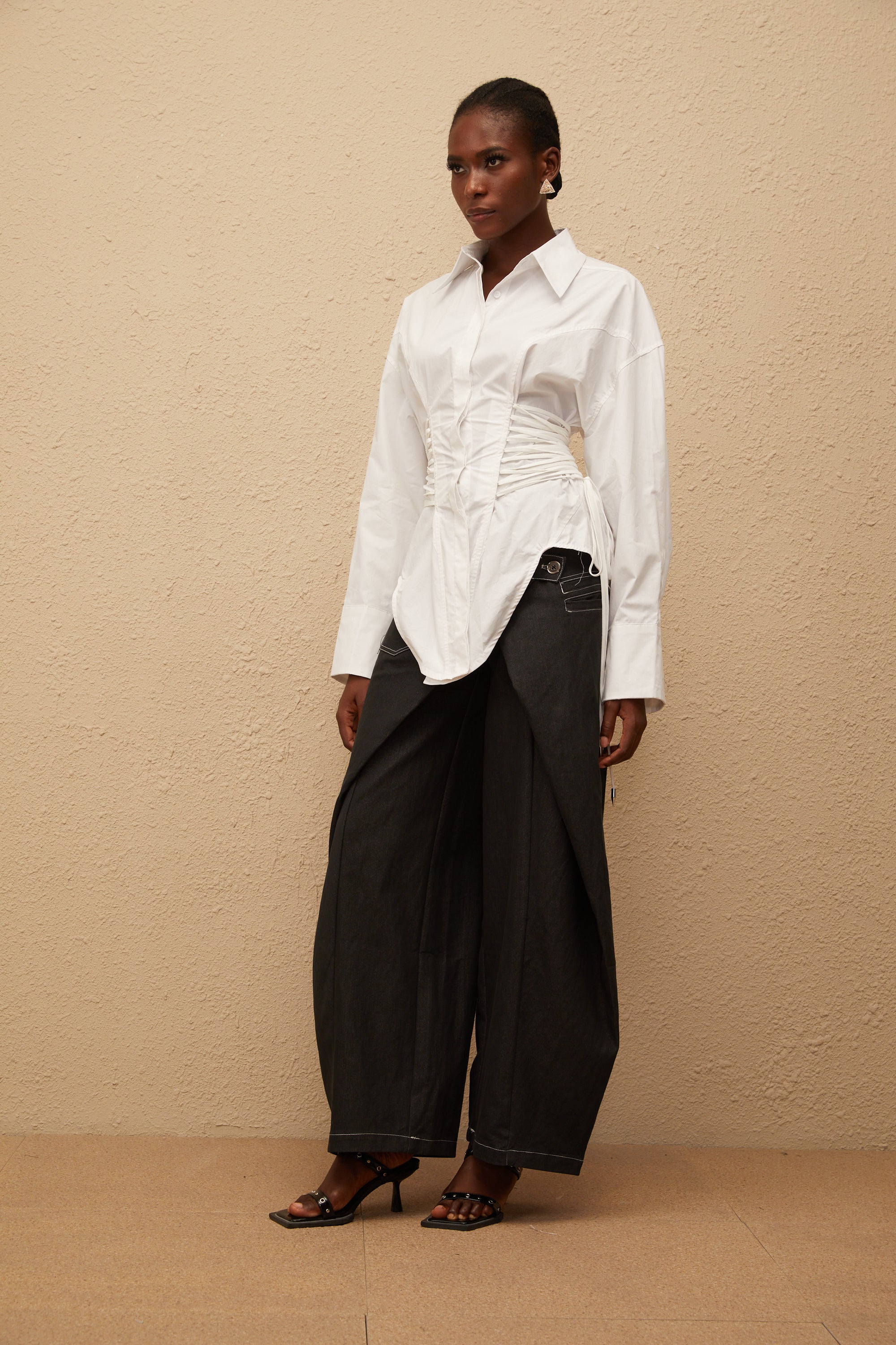 Λευκό Πουκάμισο Bérénice Με Καμπύλες Και Δαντελένιες Λεπτομέρειες