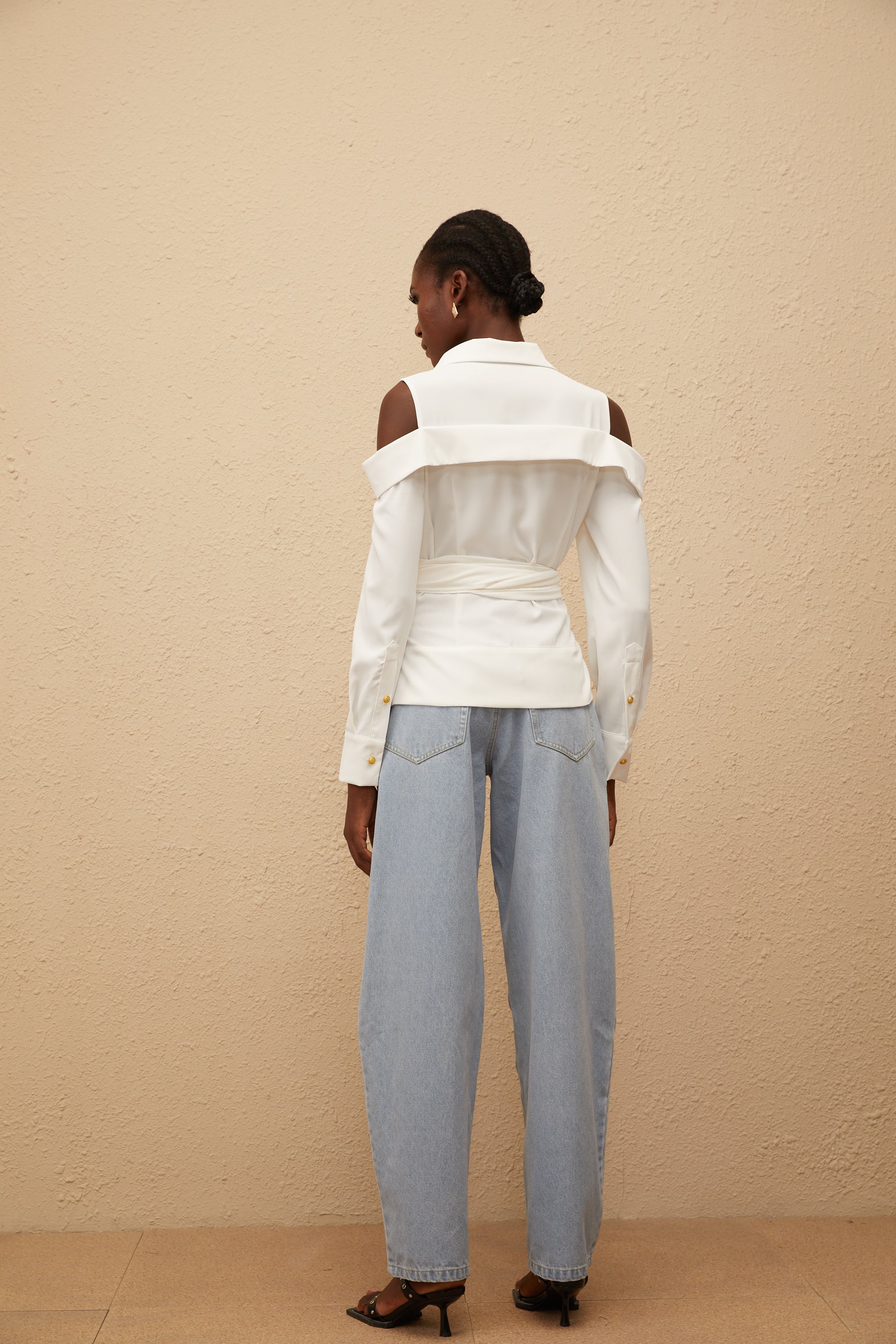 Λευκό Πουκάμισο Valérie Με Έξω Τους Ώμους Και Δέσιμο Που Δεν Γίνεται Μόνος Του