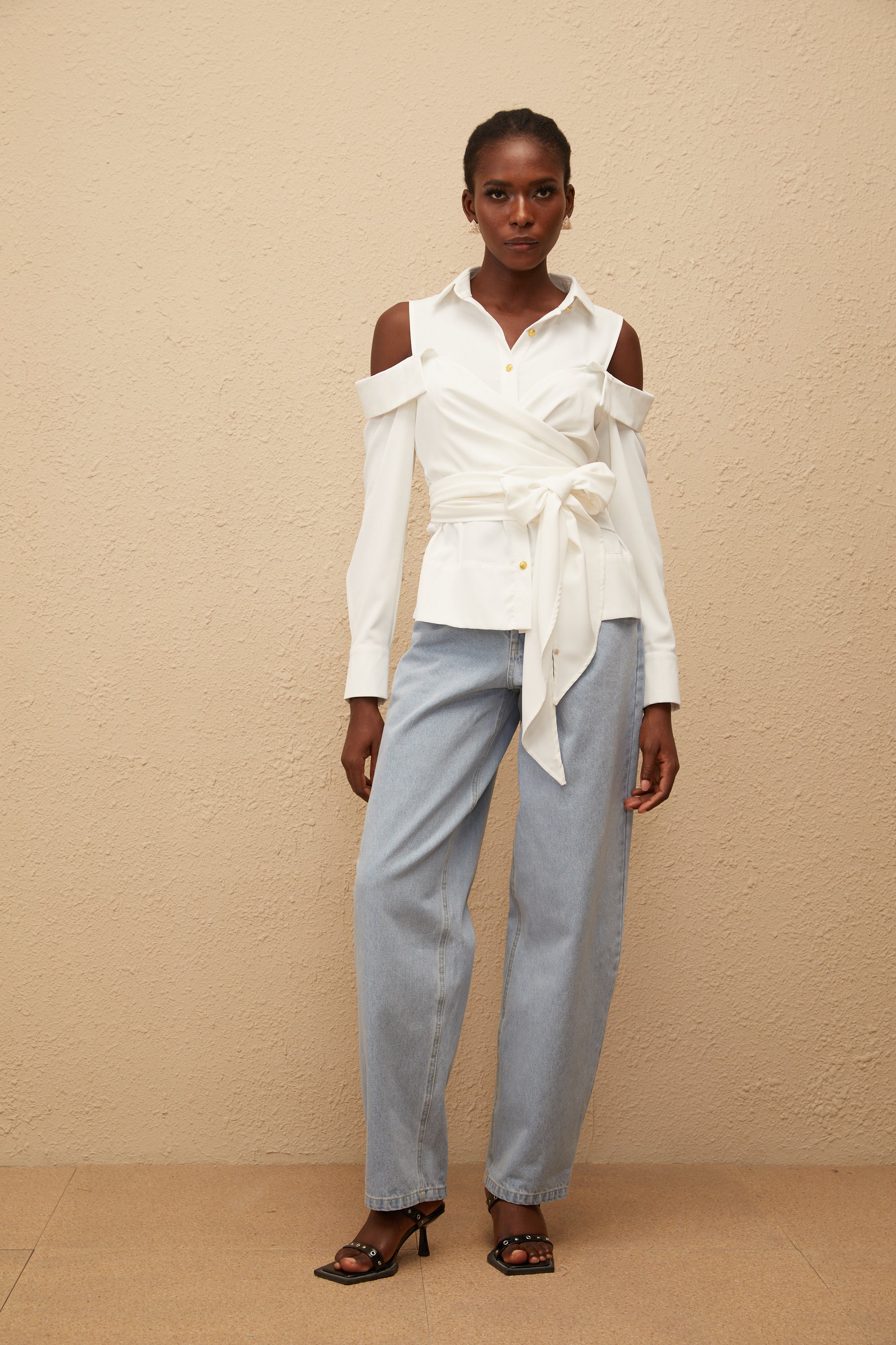 Λευκό Πουκάμισο Valérie Με Έξω Τους Ώμους Και Δέσιμο Που Δεν Γίνεται Μόνος Του