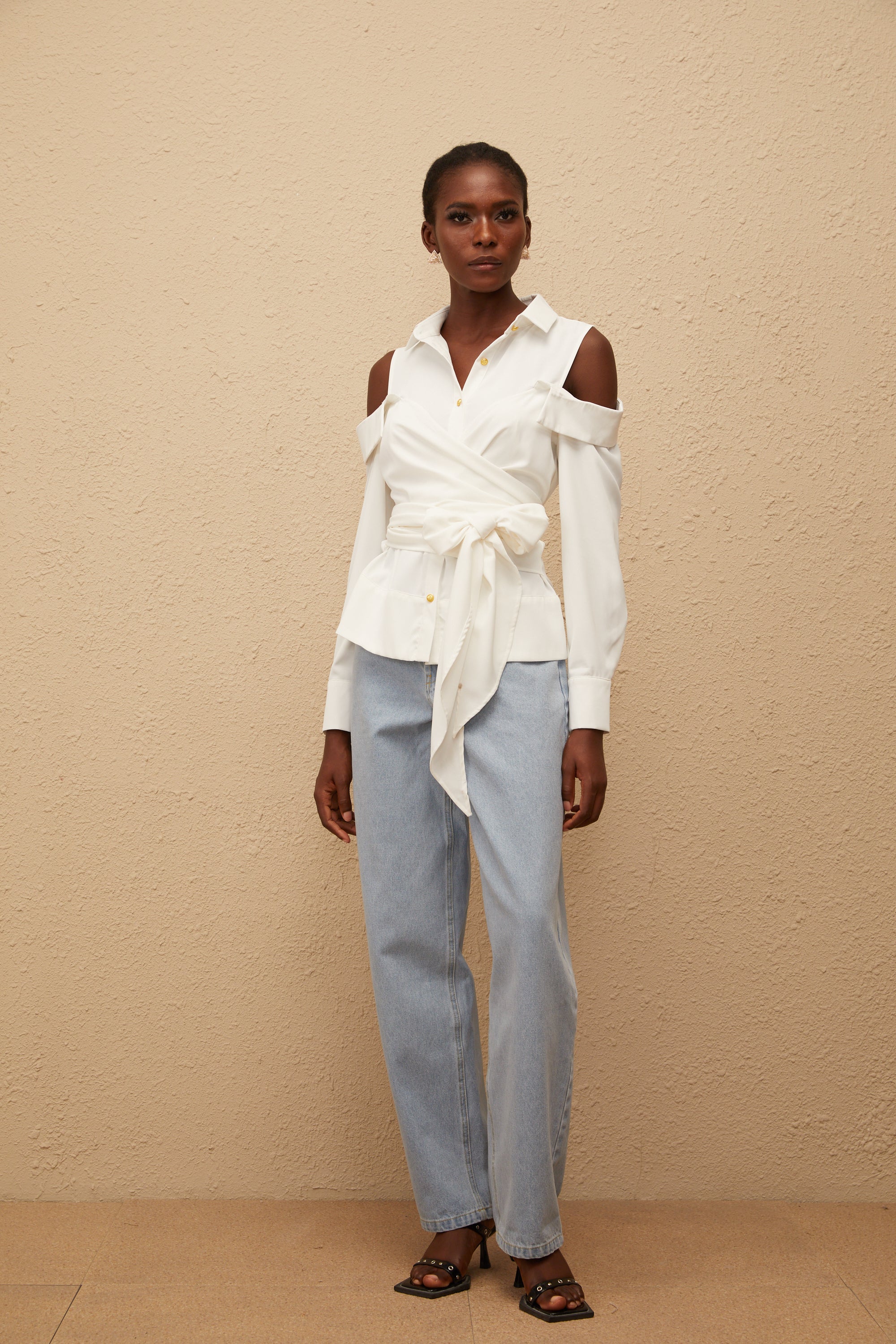 Λευκό Πουκάμισο Valérie Με Έξω Τους Ώμους Και Δέσιμο Που Δεν Γίνεται Μόνος Του