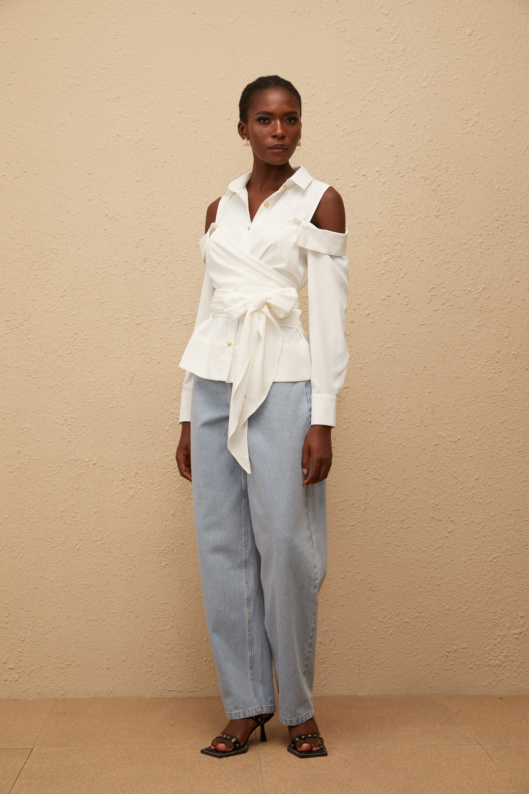 Λευκό Πουκάμισο Valérie Με Έξω Τους Ώμους Και Δέσιμο Που Δεν Γίνεται Μόνος Του