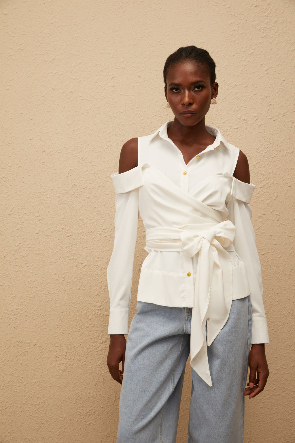 Λευκό Πουκάμισο Valérie Με Έξω Τους Ώμους Και Δέσιμο Που Δεν Γίνεται Μόνος Του