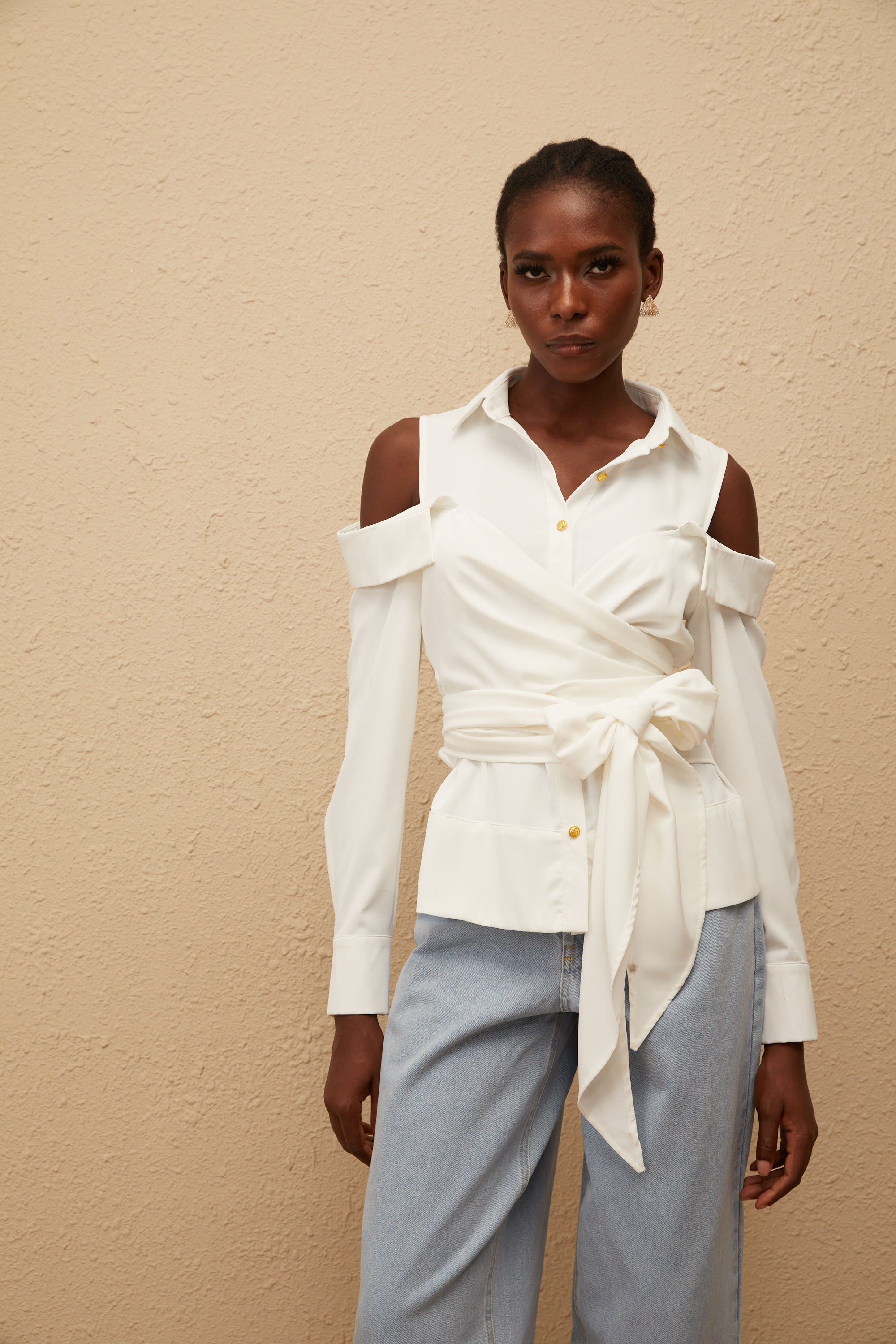 Λευκό Πουκάμισο Valérie Με Έξω Τους Ώμους Και Δέσιμο Που Δεν Γίνεται Μόνος Του