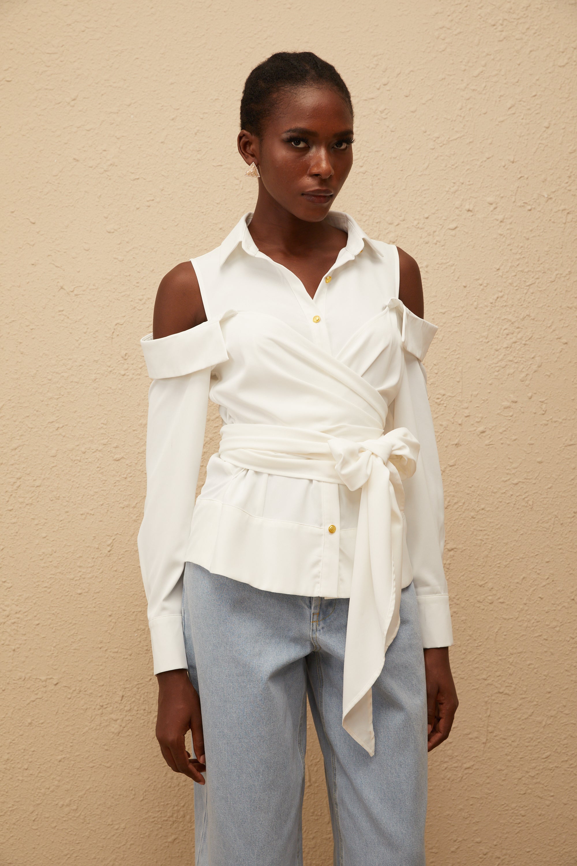 Λευκό Πουκάμισο Valérie Με Έξω Τους Ώμους Και Δέσιμο Που Δεν Γίνεται Μόνος Του