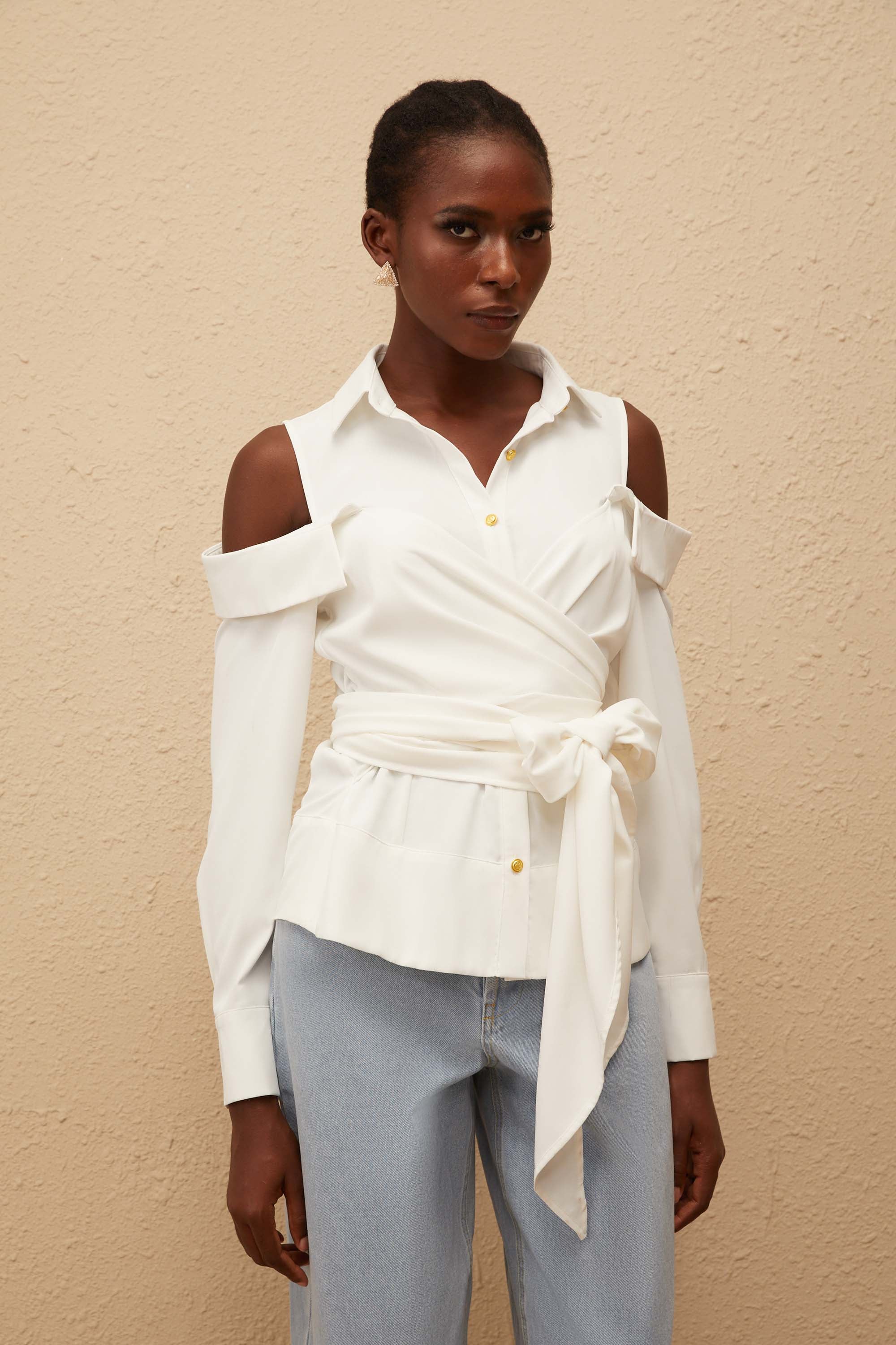 Λευκό Πουκάμισο Valérie Με Έξω Τους Ώμους Και Δέσιμο Που Δεν Γίνεται Μόνος Του