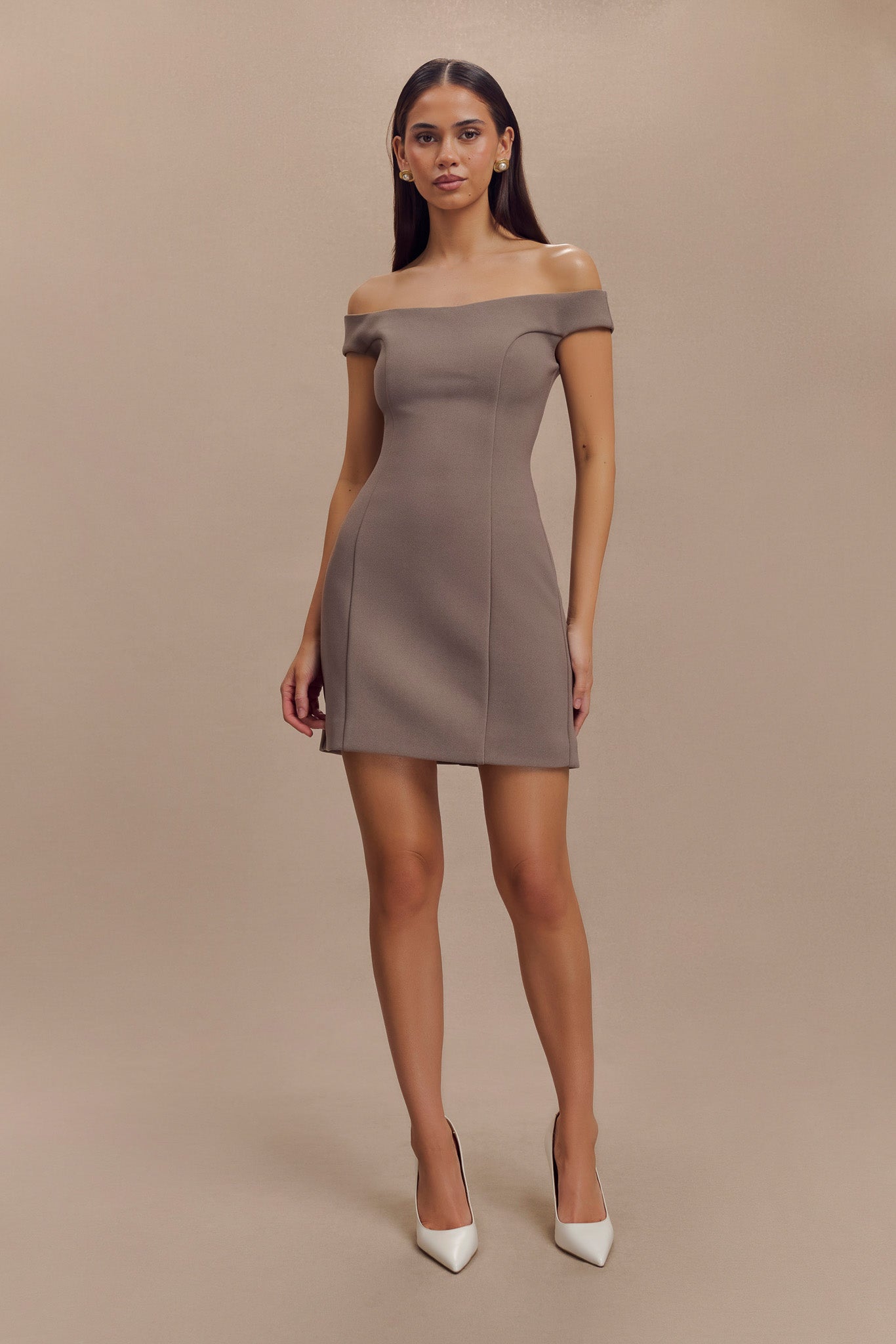 Μίνι Φόρεμα Levaru Cassidy Κρεπ Με Έξωτους Ώμους - Καφέ