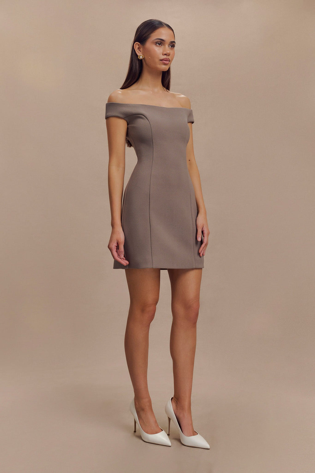 Μίνι Φόρεμα Levaru Cassidy Κρεπ Με Έξωτους Ώμους - Καφέ