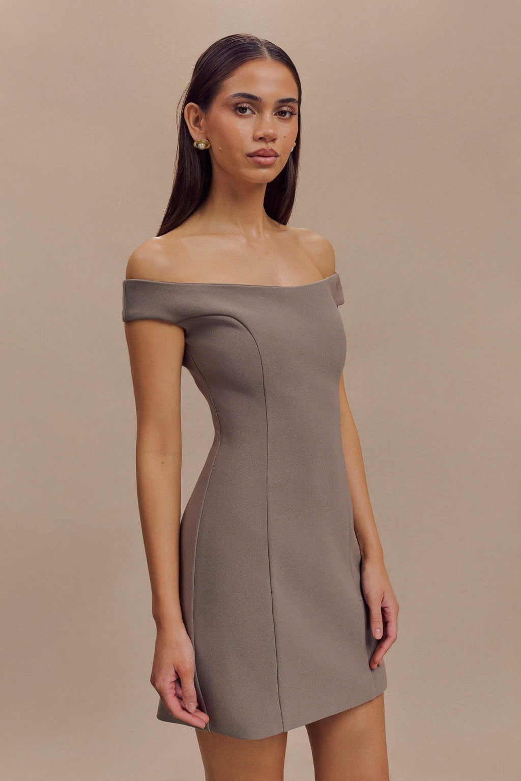 Μίνι Φόρεμα Levaru Cassidy Κρεπ Με Έξωτους Ώμους - Καφέ