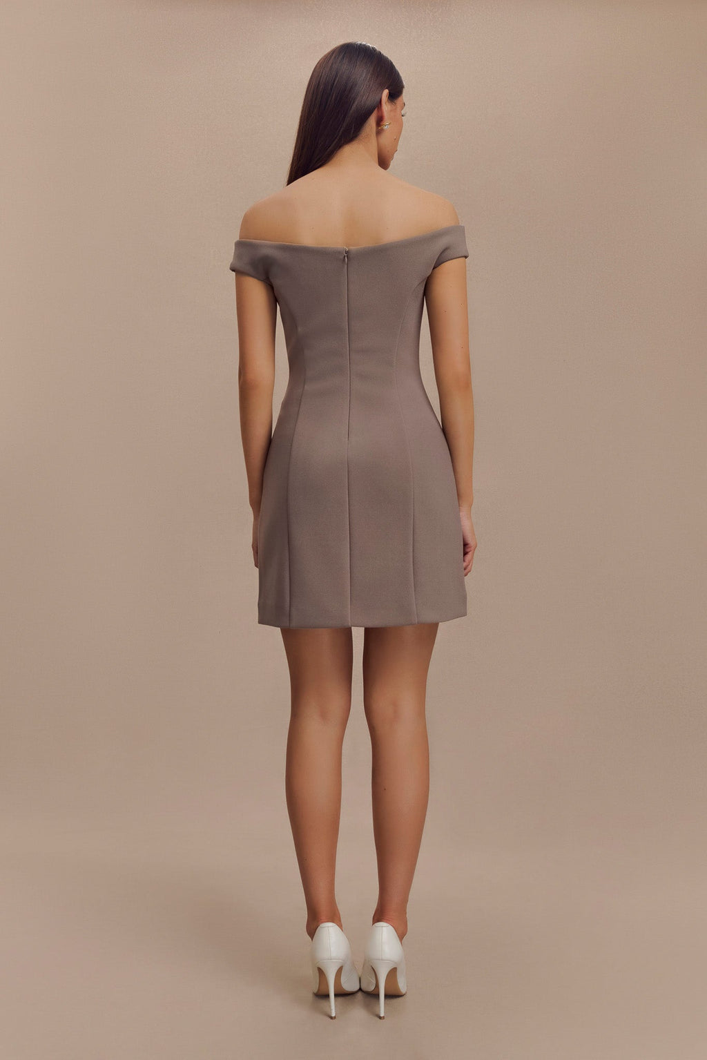 Μίνι Φόρεμα Levaru Cassidy Κρεπ Με Έξωτους Ώμους - Καφέ