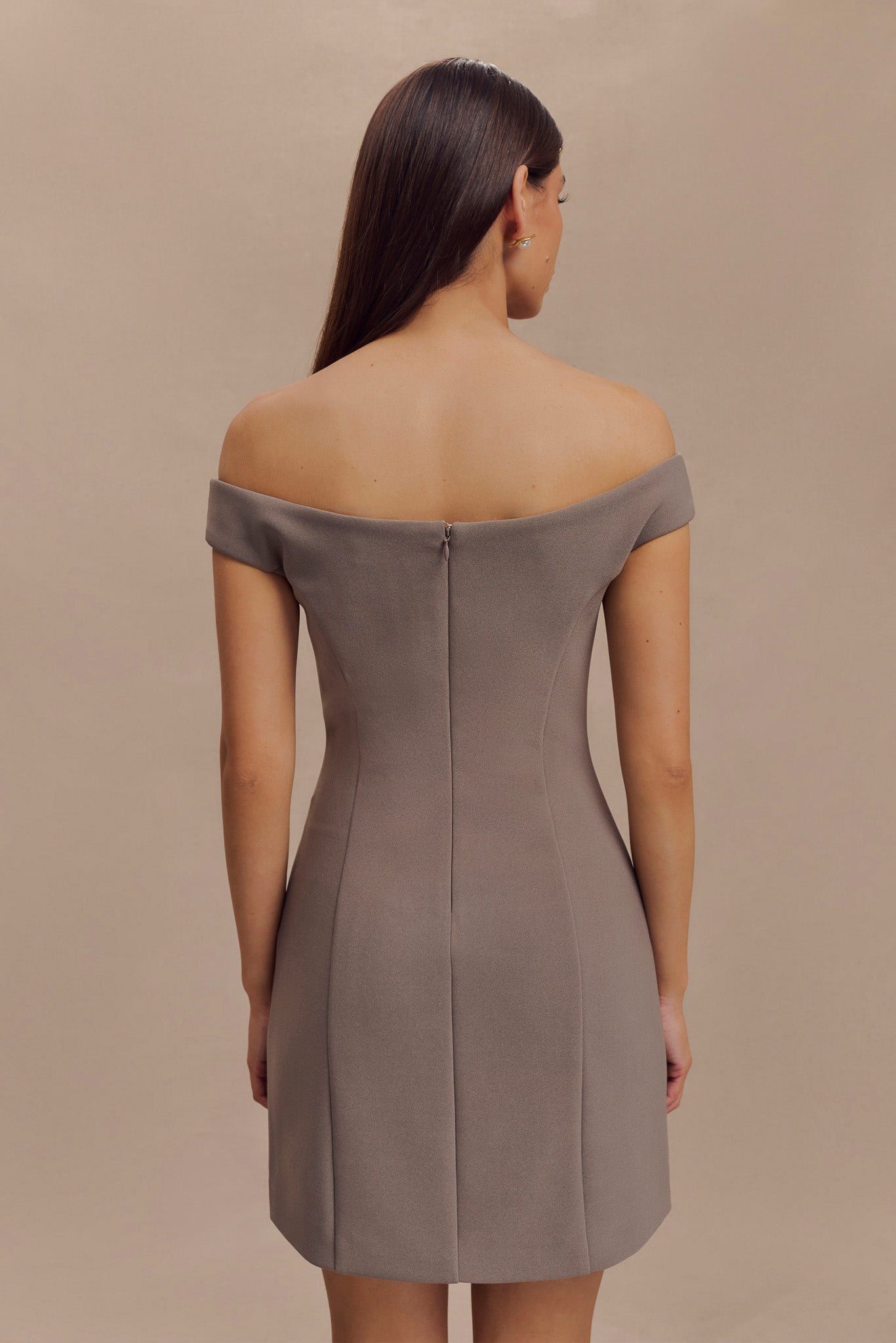 Μίνι Φόρεμα Levaru Cassidy Κρεπ Με Έξωτους Ώμους - Καφέ