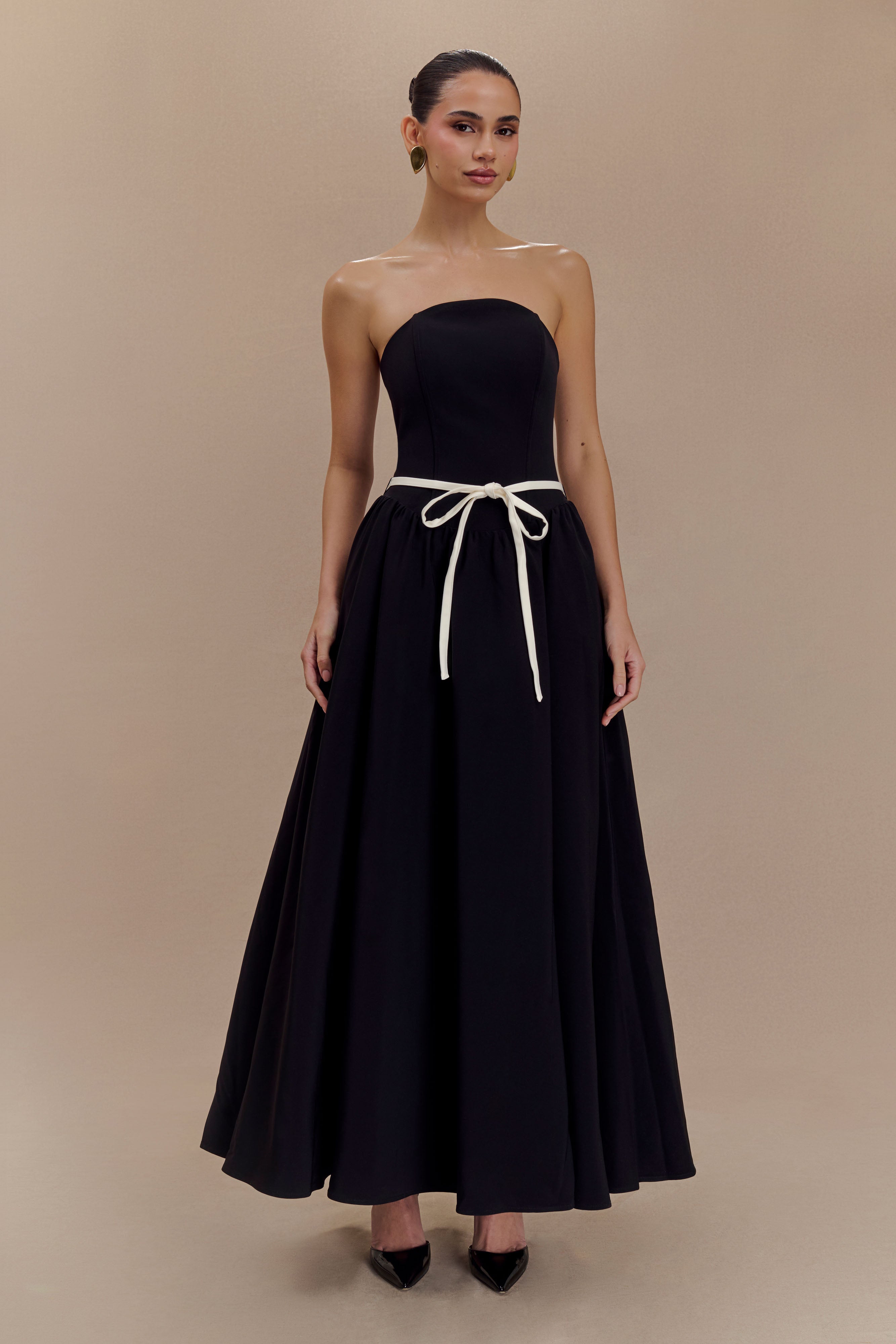 Φόρεμα Μίντι Με Τιράντες Και Τελείωμα Σε Αντίθεση - Μαύρο Και Άσπρο