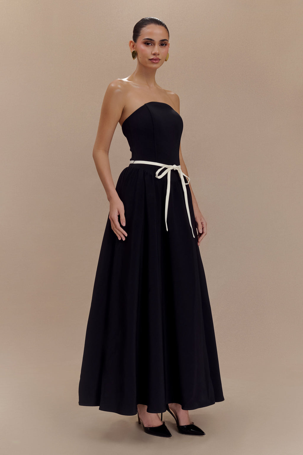 Φόρεμα Μίντι Με Τιράντες Και Τελείωμα Σε Αντίθεση - Μαύρο Και Άσπρο