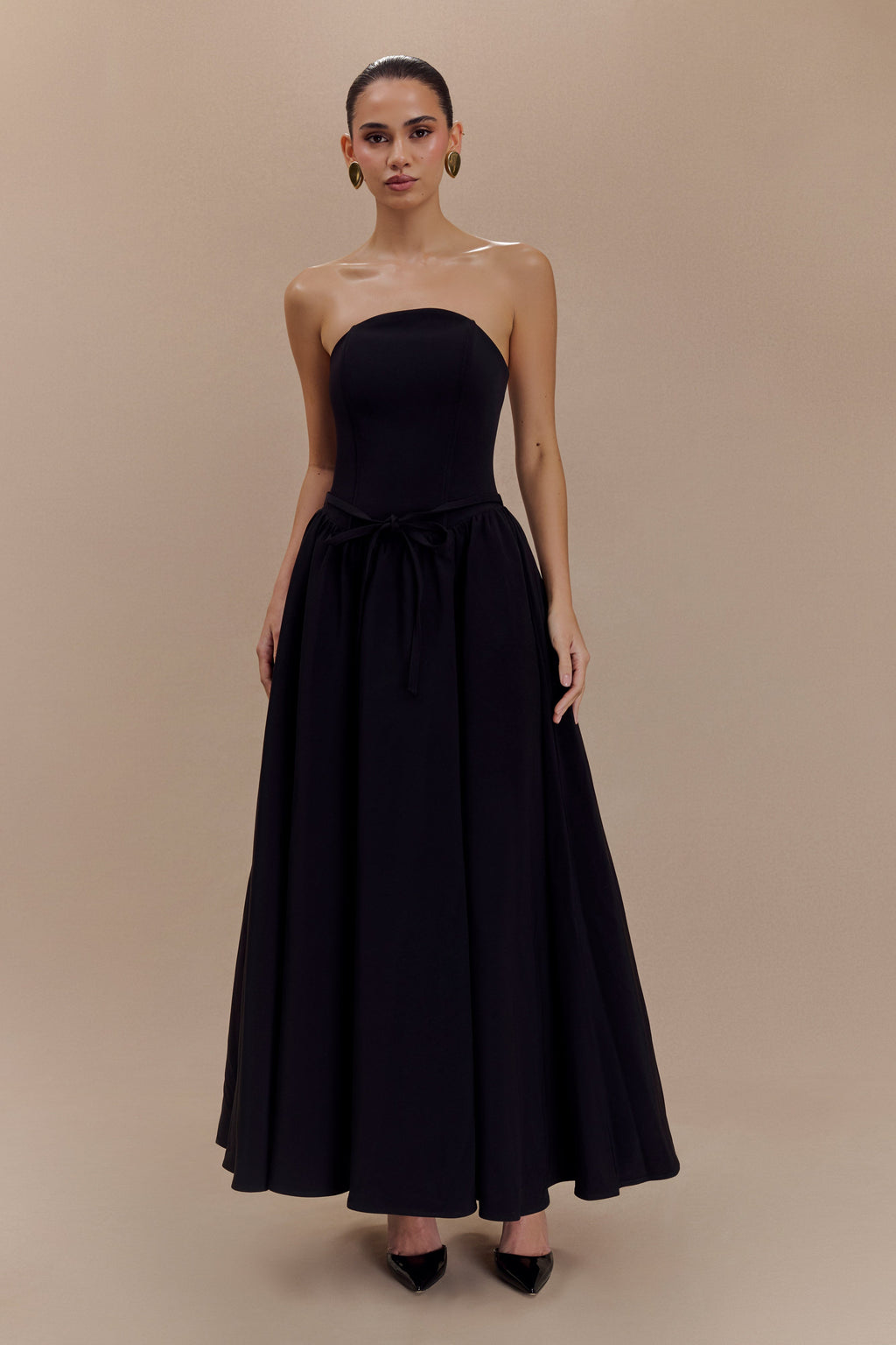 Φόρεμα Μίντι Με Τιράντες Και Τελείωμα Σε Αντίθεση - Μαύρο Και Άσπρο