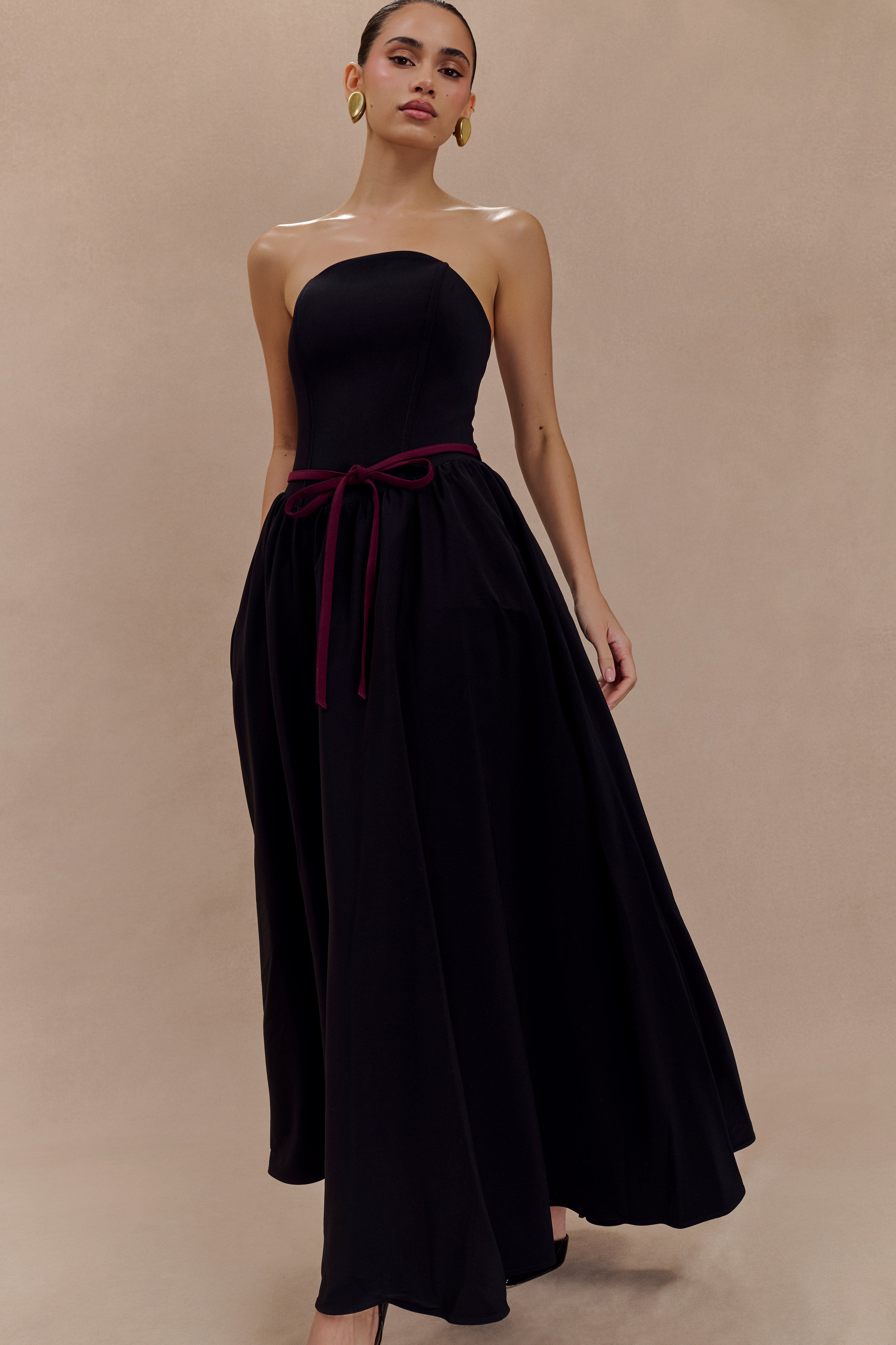 Φόρεμα Μίντι Με Τιράντες Και Τελείωμα Σε Αντίθεση - Μαύρο Και Άσπρο