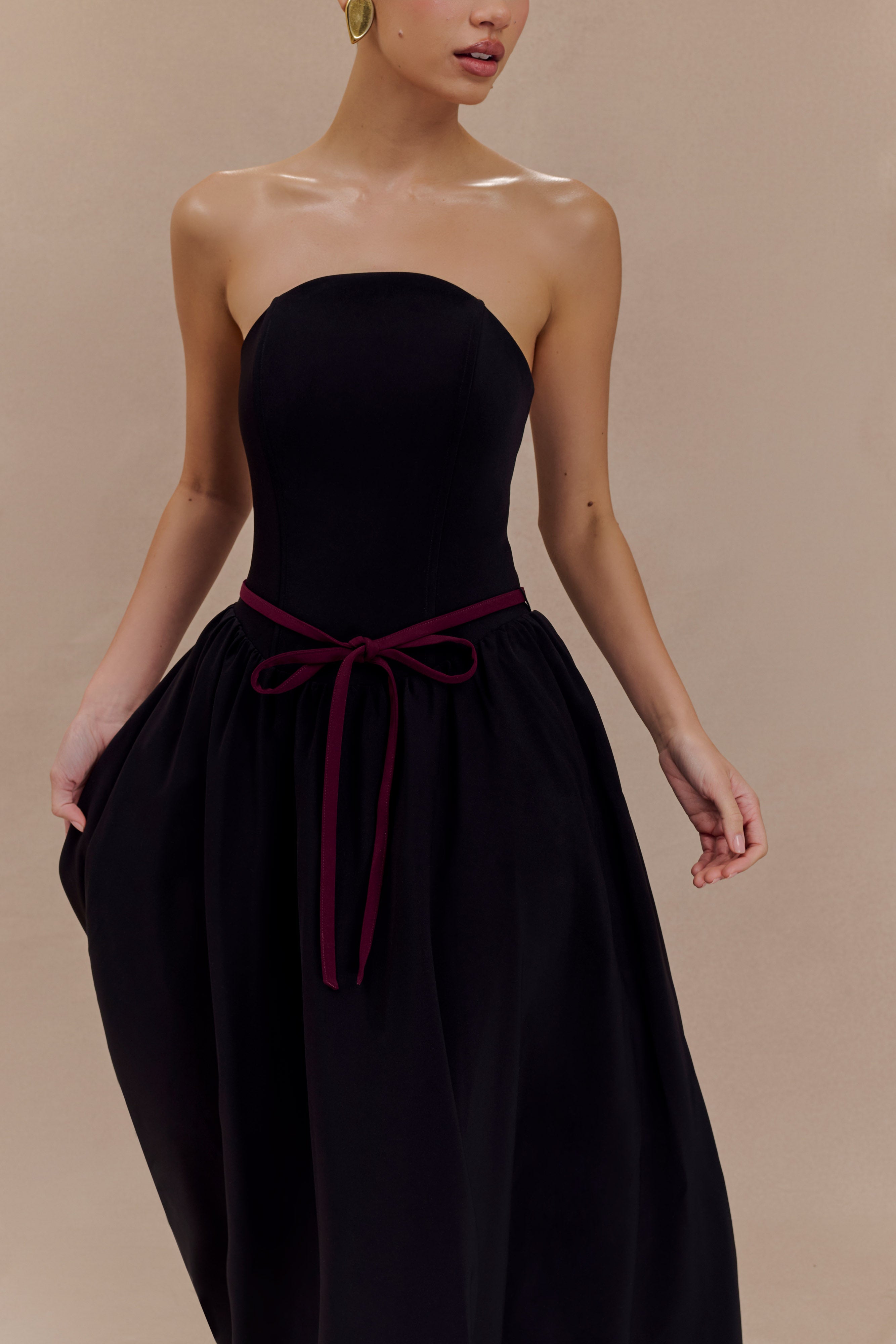 Φόρεμα Μίντι Με Τιράντες Και Τελείωμα Σε Αντίθεση - Μαύρο Και Άσπρο