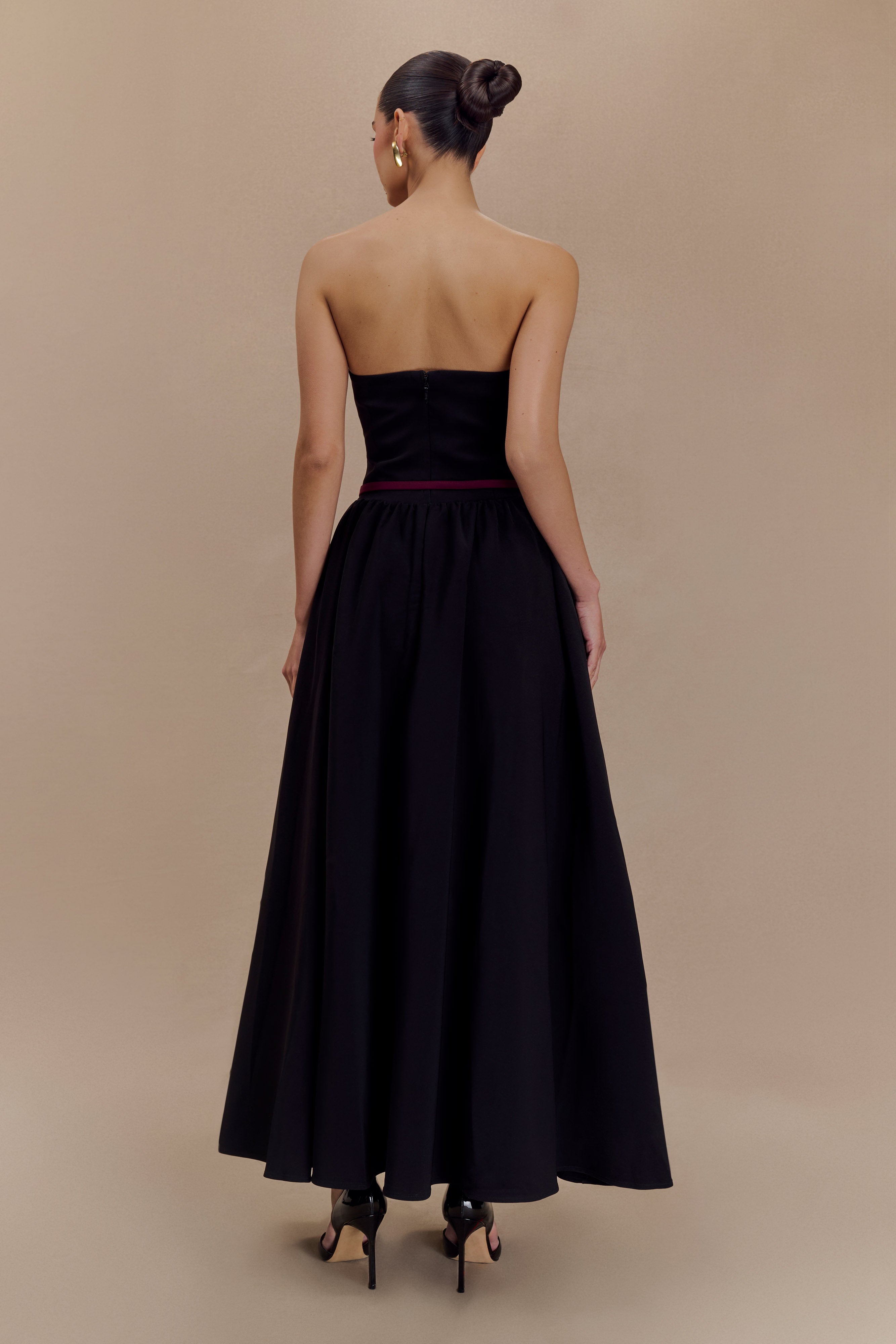 Φόρεμα Μίντι Με Τιράντες Και Τελείωμα Σε Αντίθεση - Μαύρο Και Άσπρο