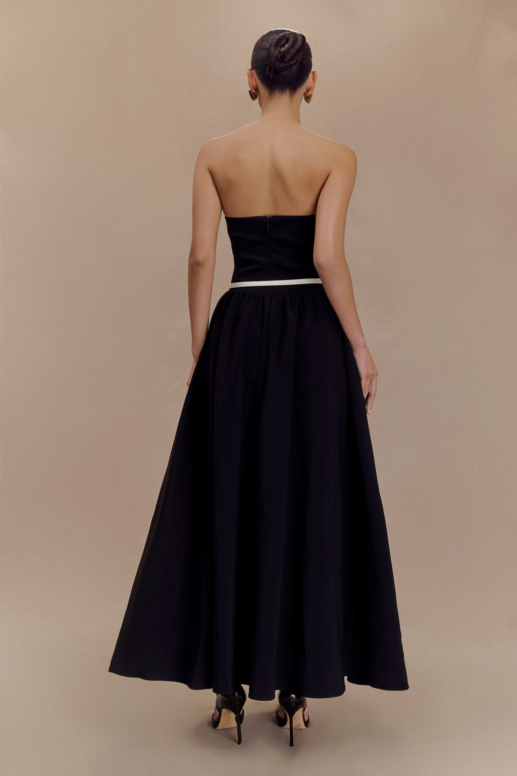 Φόρεμα Μίντι Με Τιράντες Και Τελείωμα Σε Αντίθεση - Μαύρο Και Άσπρο