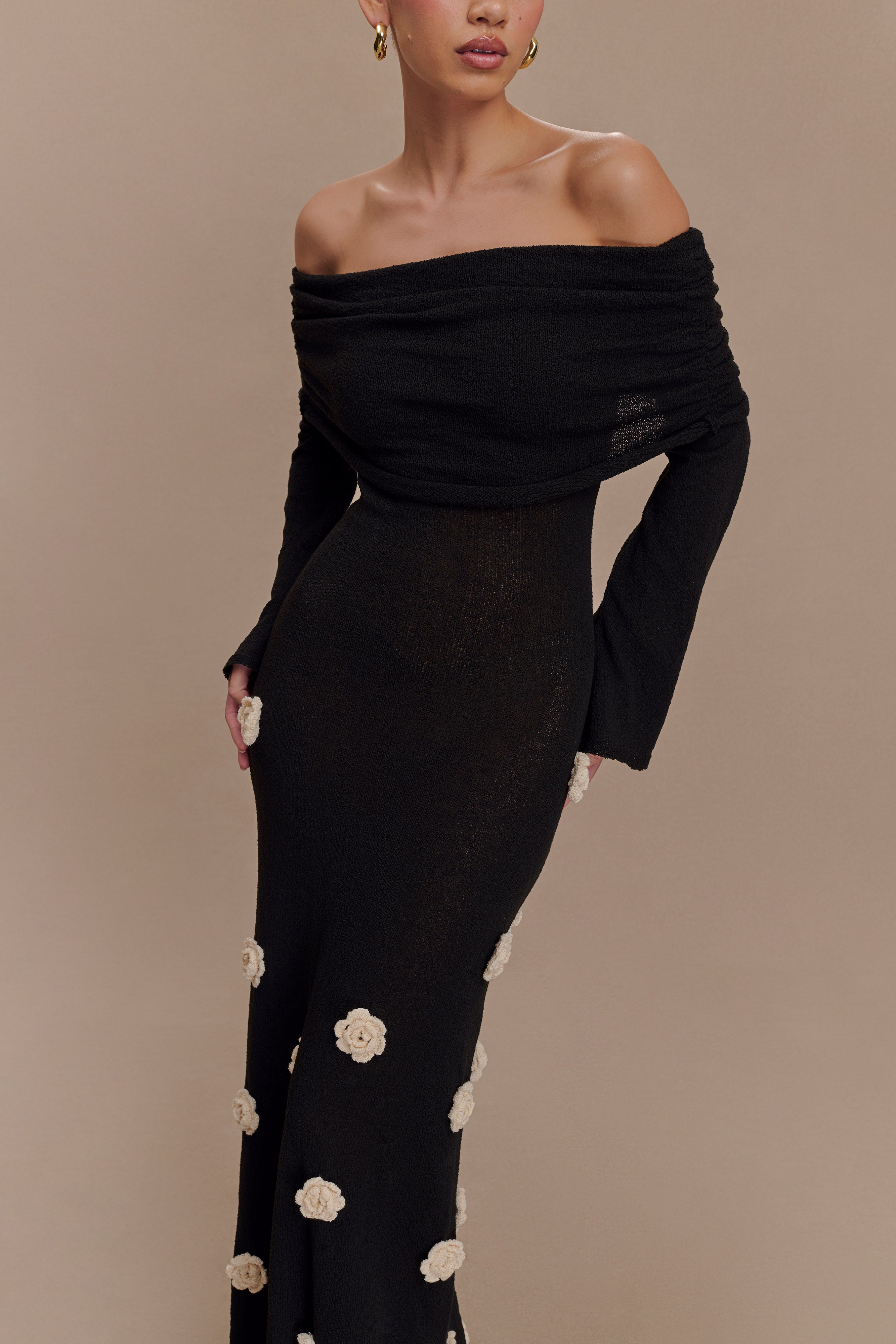 Φόρεμα Kiki Με Πλεκτό Ροζ Μάξι Φόρεμα Και Έξω Ώμους - Μαύρο/Λευκό