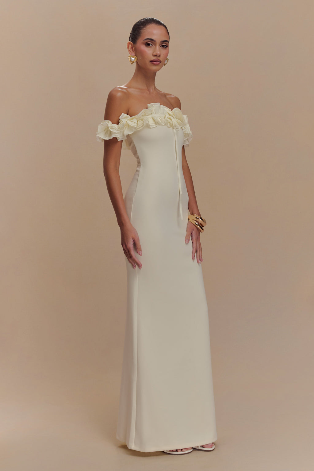 Μακρύ Φόρεμα Nova Με Σούρες Και Έξω Τους Ώμους - Ιβουάρ