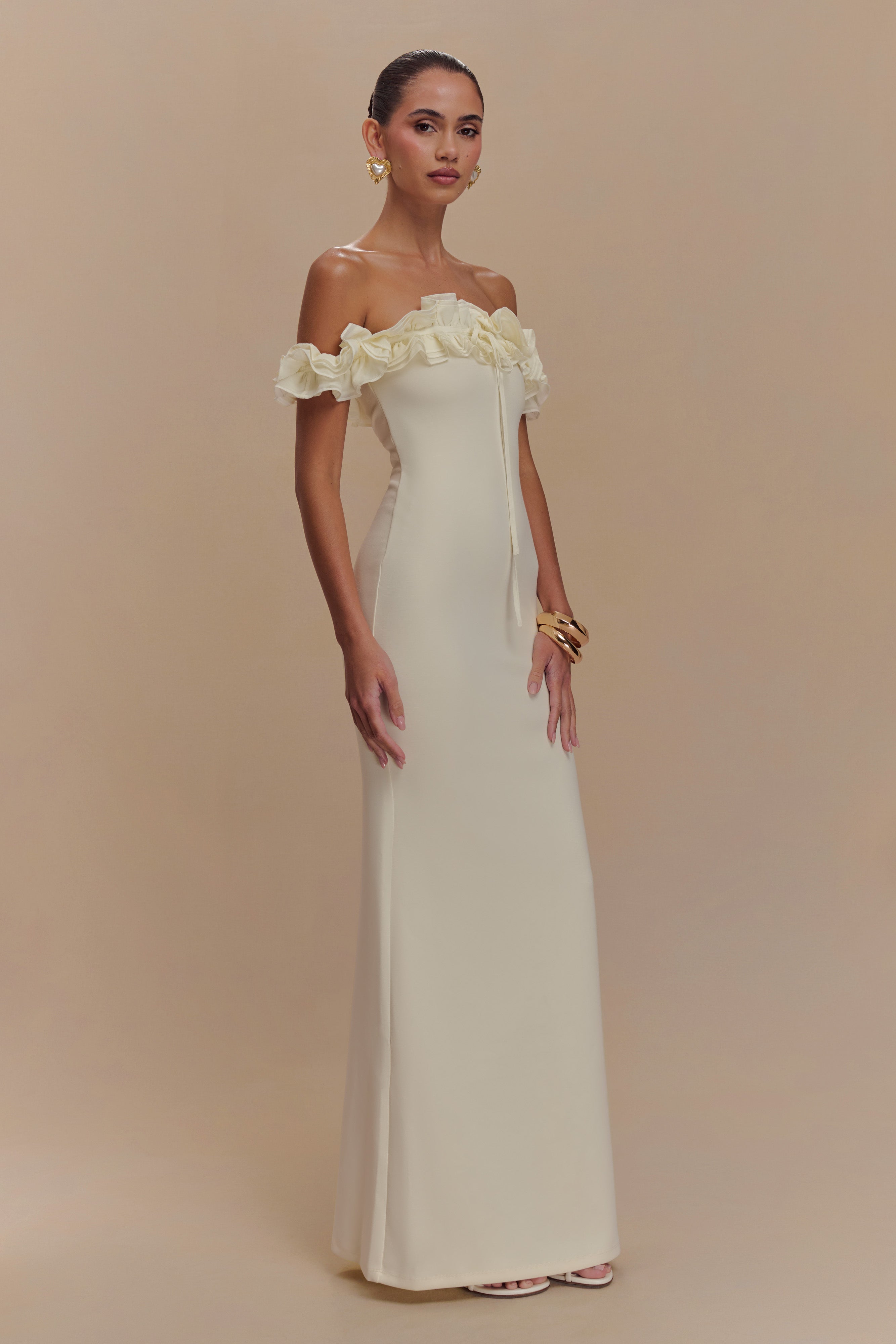 Μακρύ Φόρεμα Nova Με Σούρες Και Έξω Τους Ώμους - Ιβουάρ