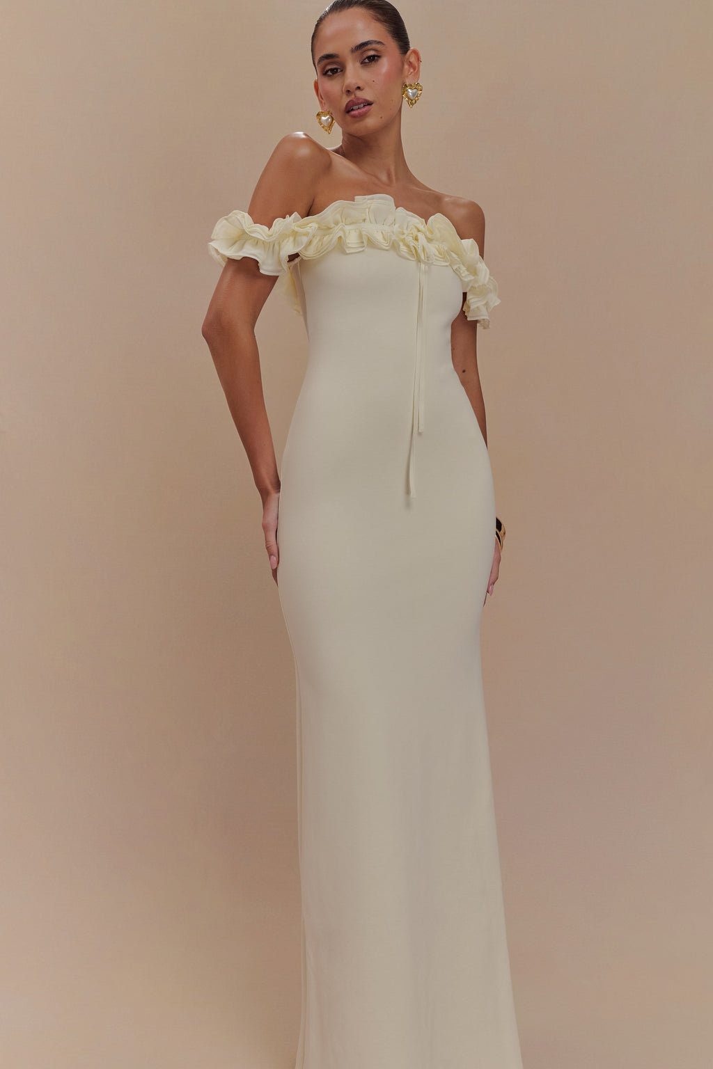 Μακρύ Φόρεμα Nova Με Σούρες Και Έξω Τους Ώμους - Ιβουάρ