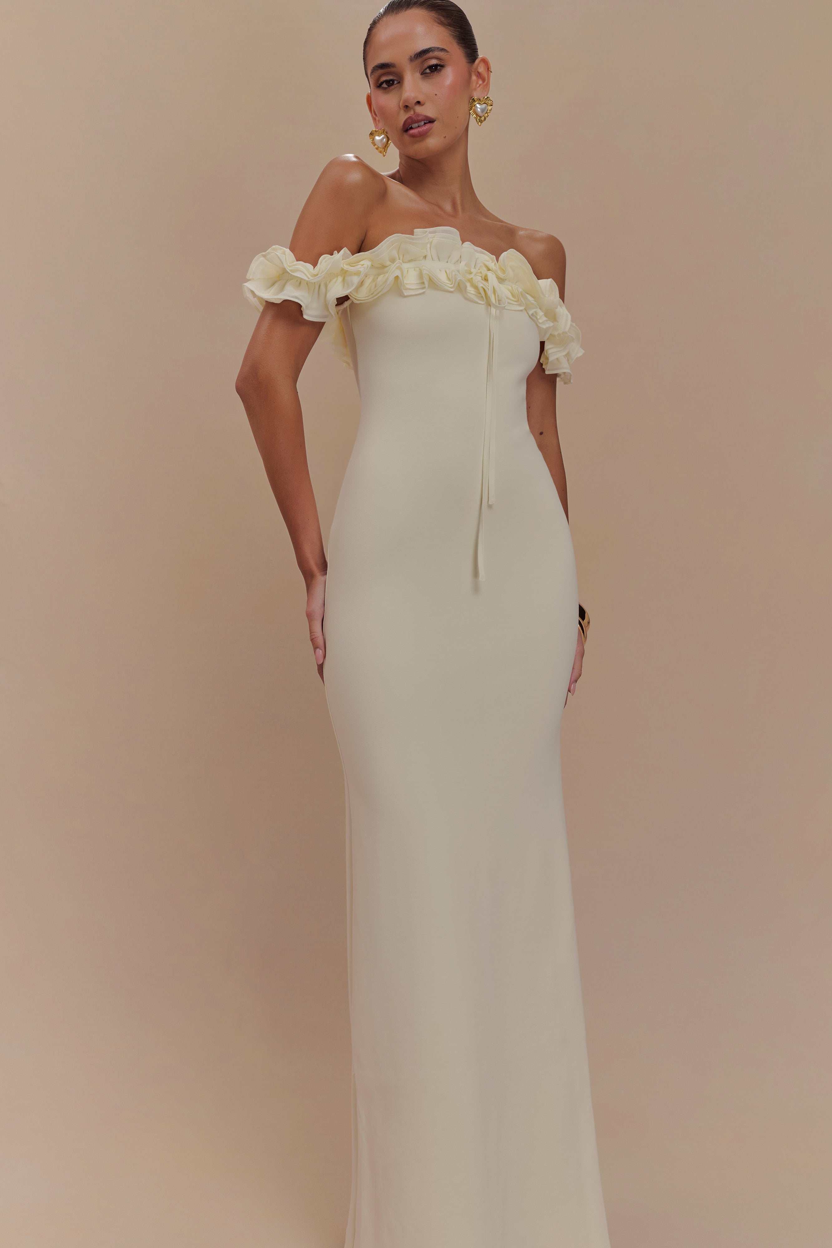 Μακρύ Φόρεμα Nova Με Σούρες Και Έξω Τους Ώμους - Ιβουάρ