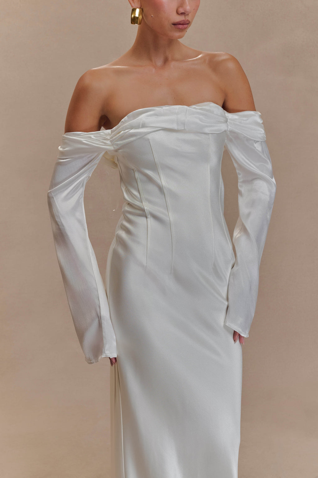 Φόρεμα Giselle Με Μακριά Μανίκια Και Ντεκολτέ - Λευκό