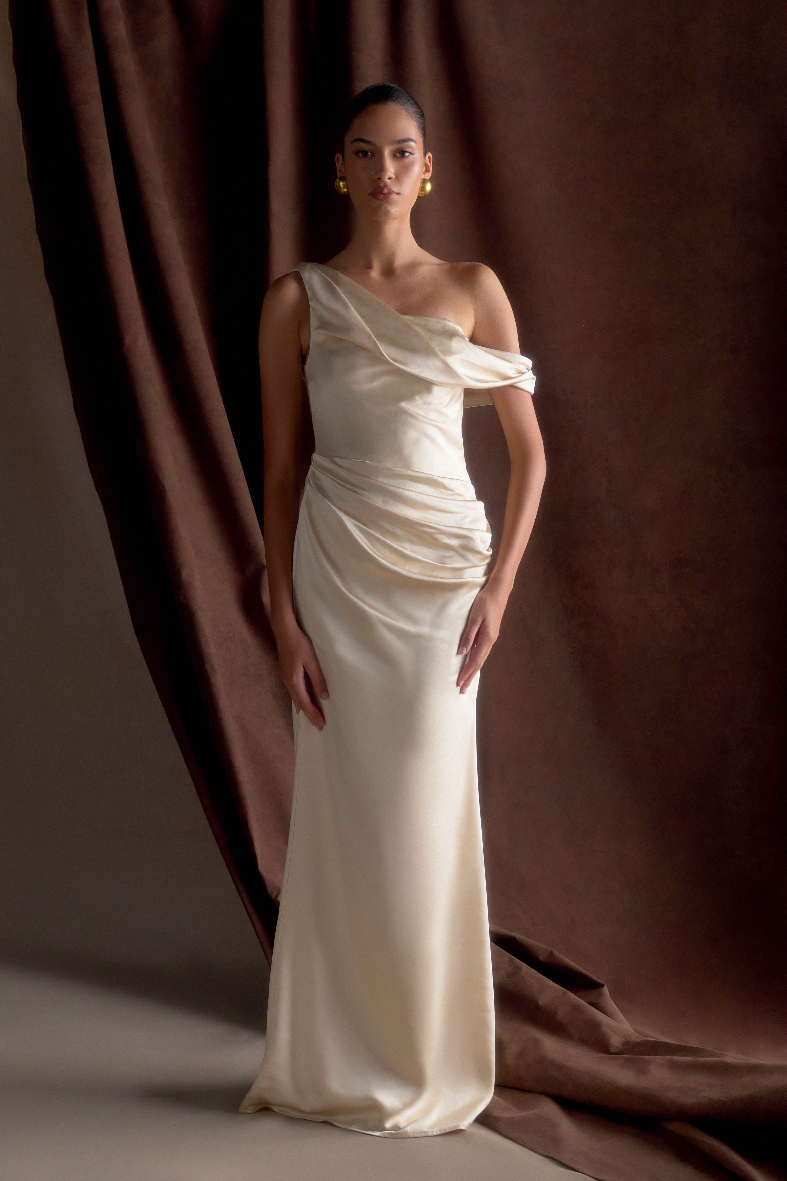 Φόρεμα Dalia Με Σατέν Μάξι Και Έξω Τους Ώμους - Ρουζ Χρυσό