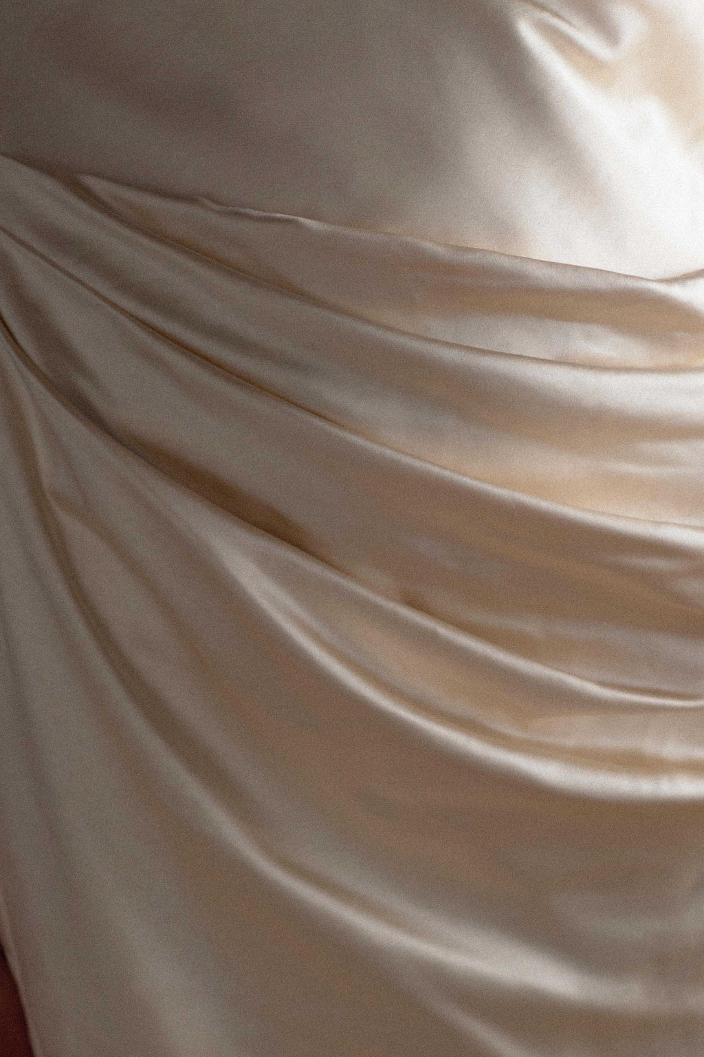 Φόρεμα Dalia Με Σατέν Μάξι Και Έξω Τους Ώμους - Ρουζ Χρυσό