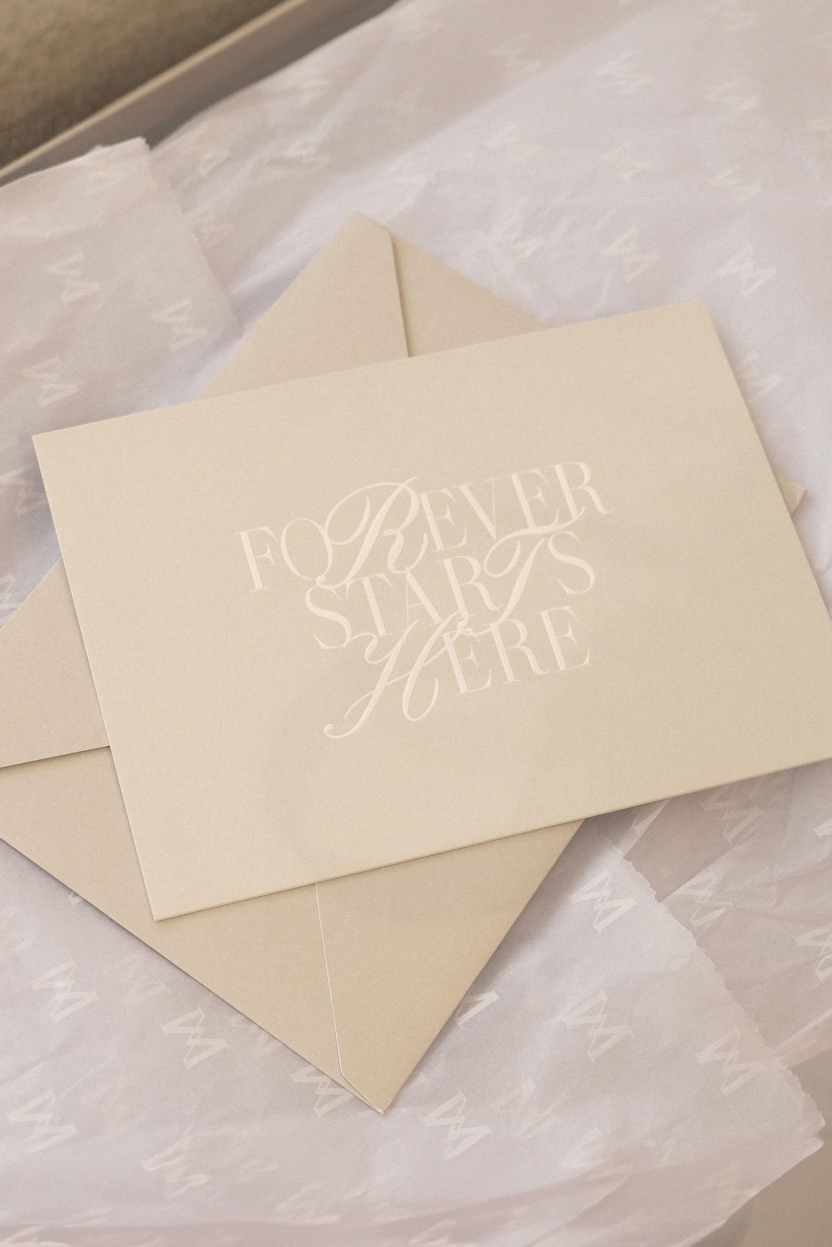 Νυφικό Danica Με Σατέν Λαιμόκοψη Και Τιράντες - Λευκό