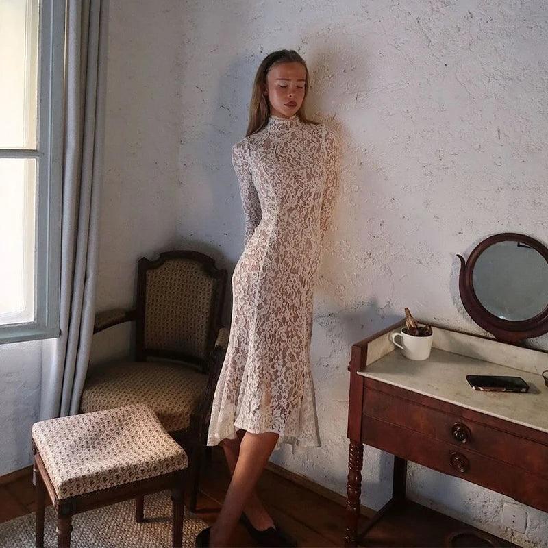 Κομψό Φόρεμα Με Ψηλό Λαιμό Και Δαντέλα